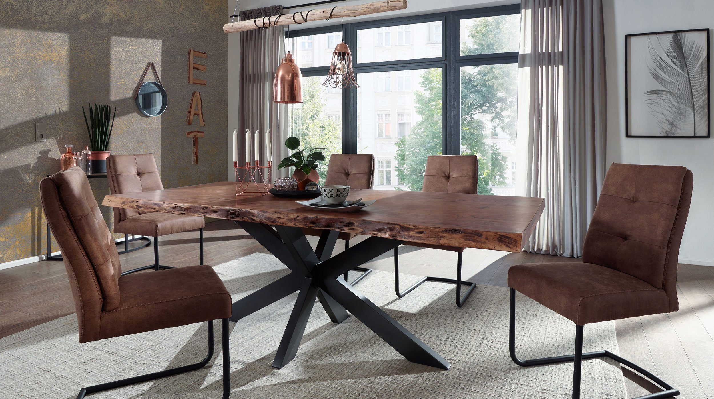 Massivart® Baumkantentisch TIM / Massivholz Akazienholz / 55 mm Tischplatte, Baumkante / X-Gestell schwarz / Industrial Look