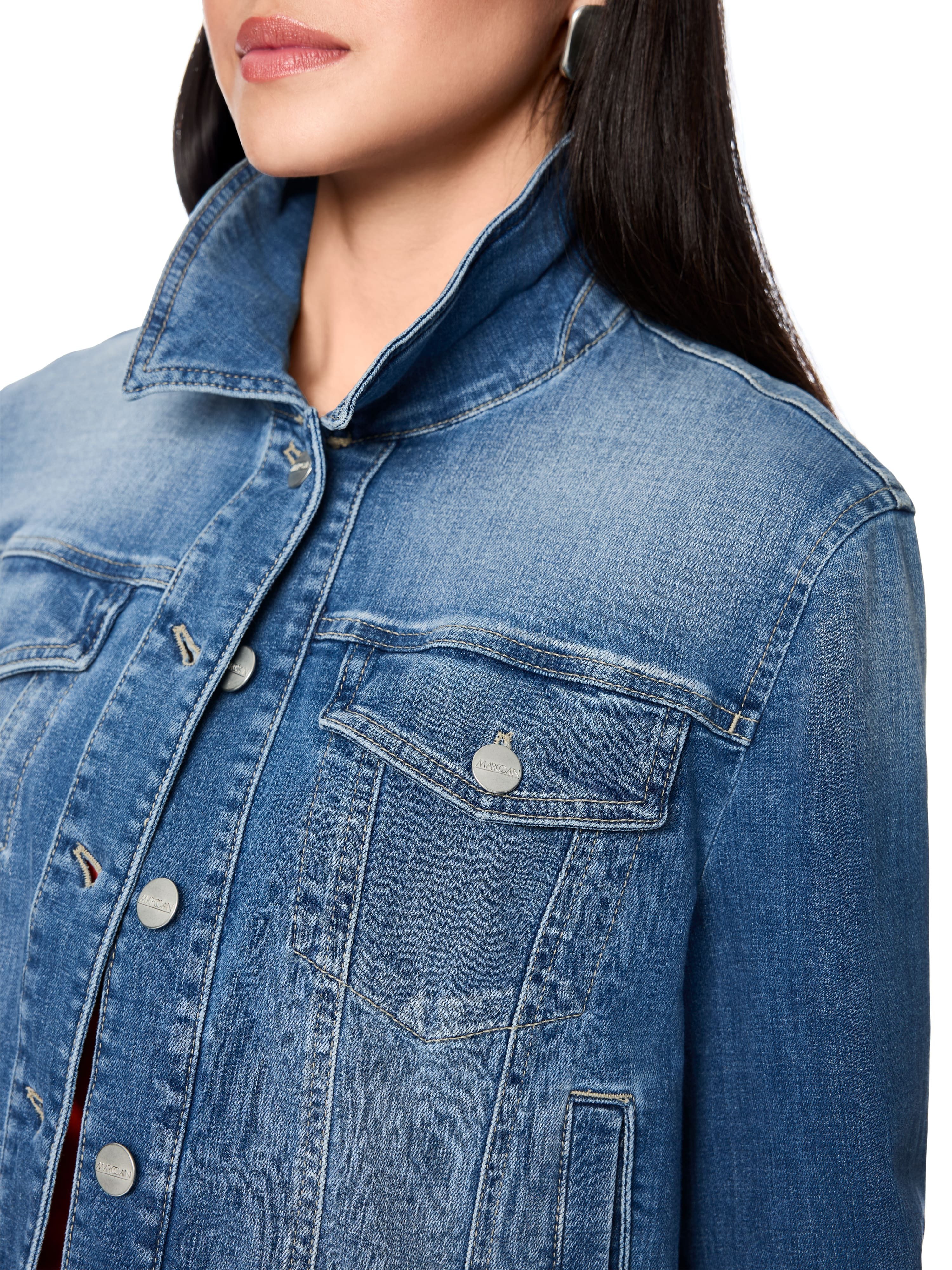 Marc Cain Jeansjacke Salty Breeze Premium Damenmode Kurz, aus Baumwollstretch, Fransenverzierung am Saum