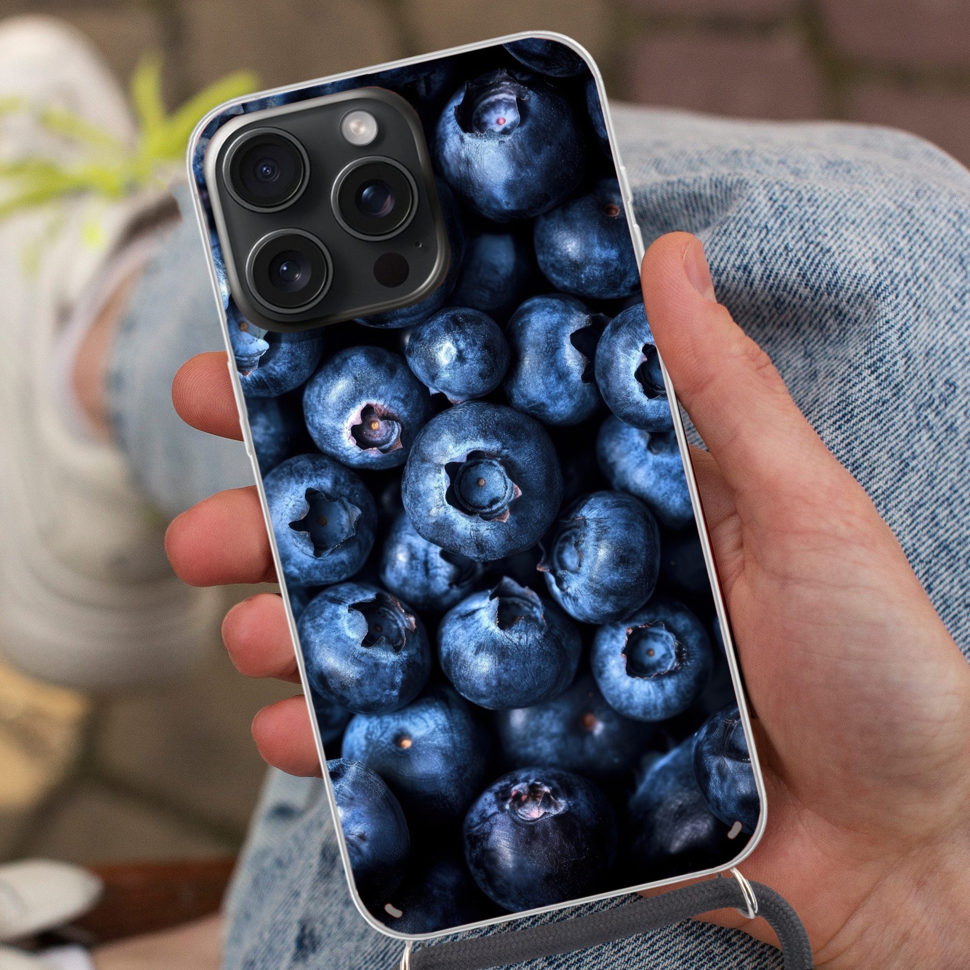 MuchoWow Handyhülle für Apple iPhone 15 Pro Beeren - Blau - Obst, Tragbare Handyhüllen mit Kette zum umhängen, Handykette Handyband