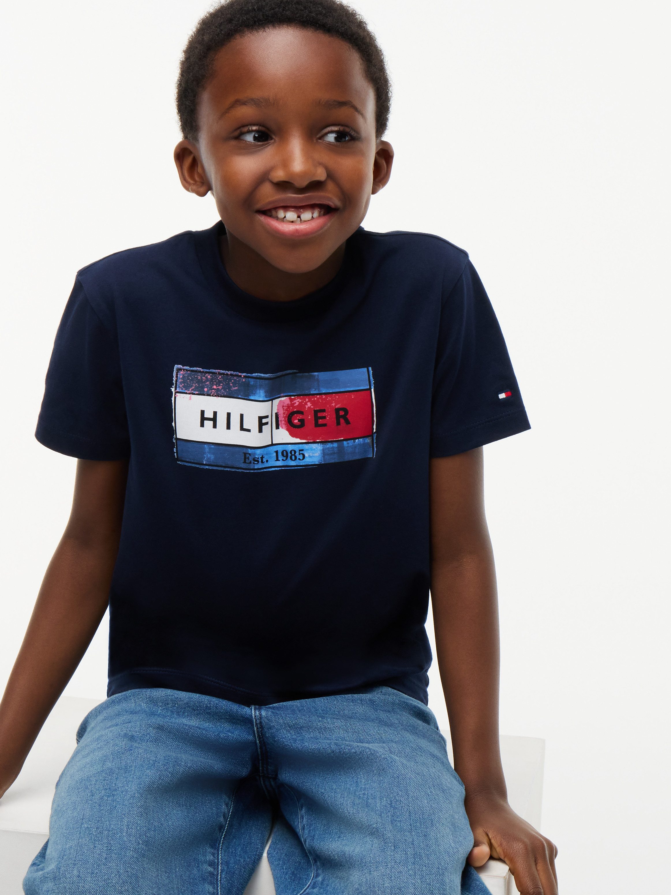 Tommy Hilfiger T-Shirt HILFIGER FLAG GRAPHIC TEE Rundhalsausschnitt, Regular Fit, Kinder bis 16 Jahre