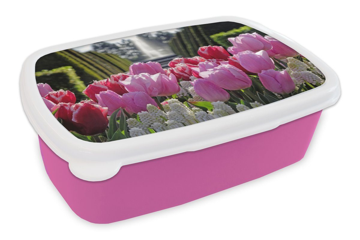 MuchoWow Lunchbox Tulpen vor einem Springbrunnen im Keukenhof in den Niederlanden, Kunststoff, (2-tlg), Brotbox für Erwachsene, Brotdose Kinder, Snackbox, Mädchen, Kunststoff rosa