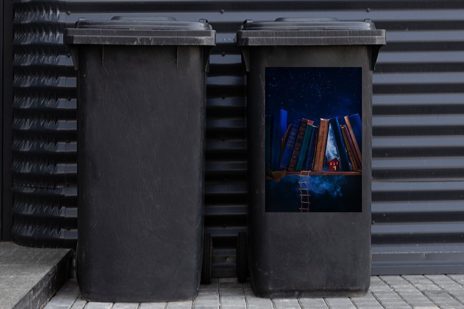 der Wandsticker Bücher inmitten Container, Abfalbehälter Haus (1 Sticker, MuchoWow Mülltonne, St), Verlassenes Mülleimer-aufkleber,