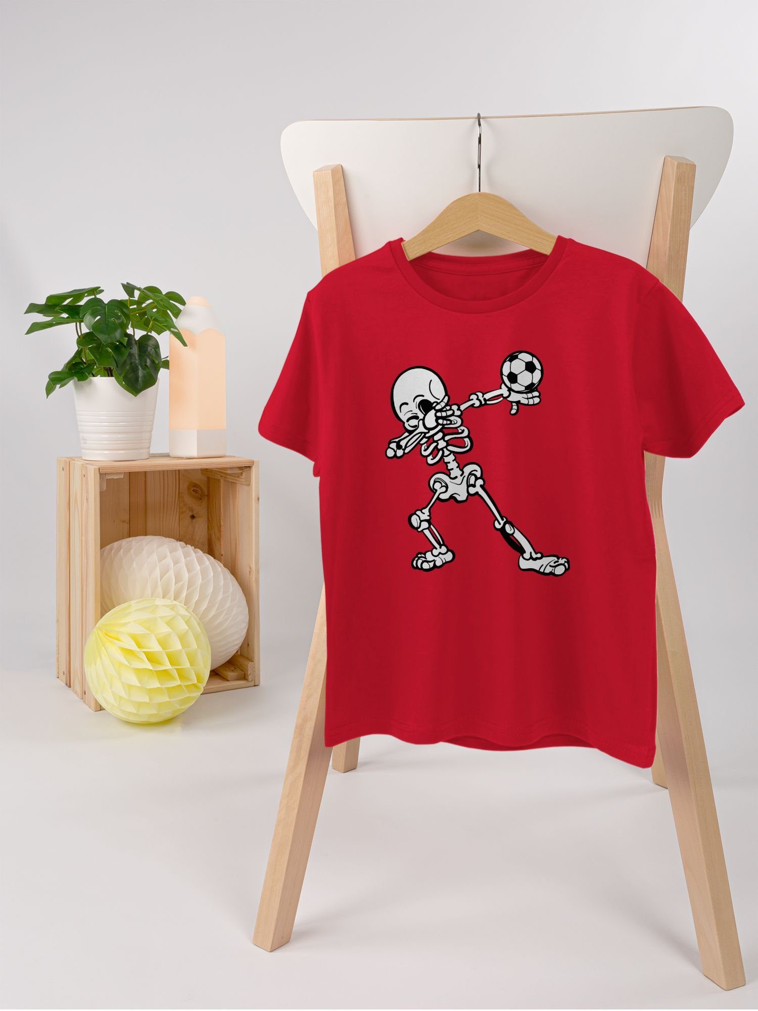 Shirtracer T-Shirt Dabbendes Skelett mit Fussball (1-tlg) Kinder Sport Kleidung