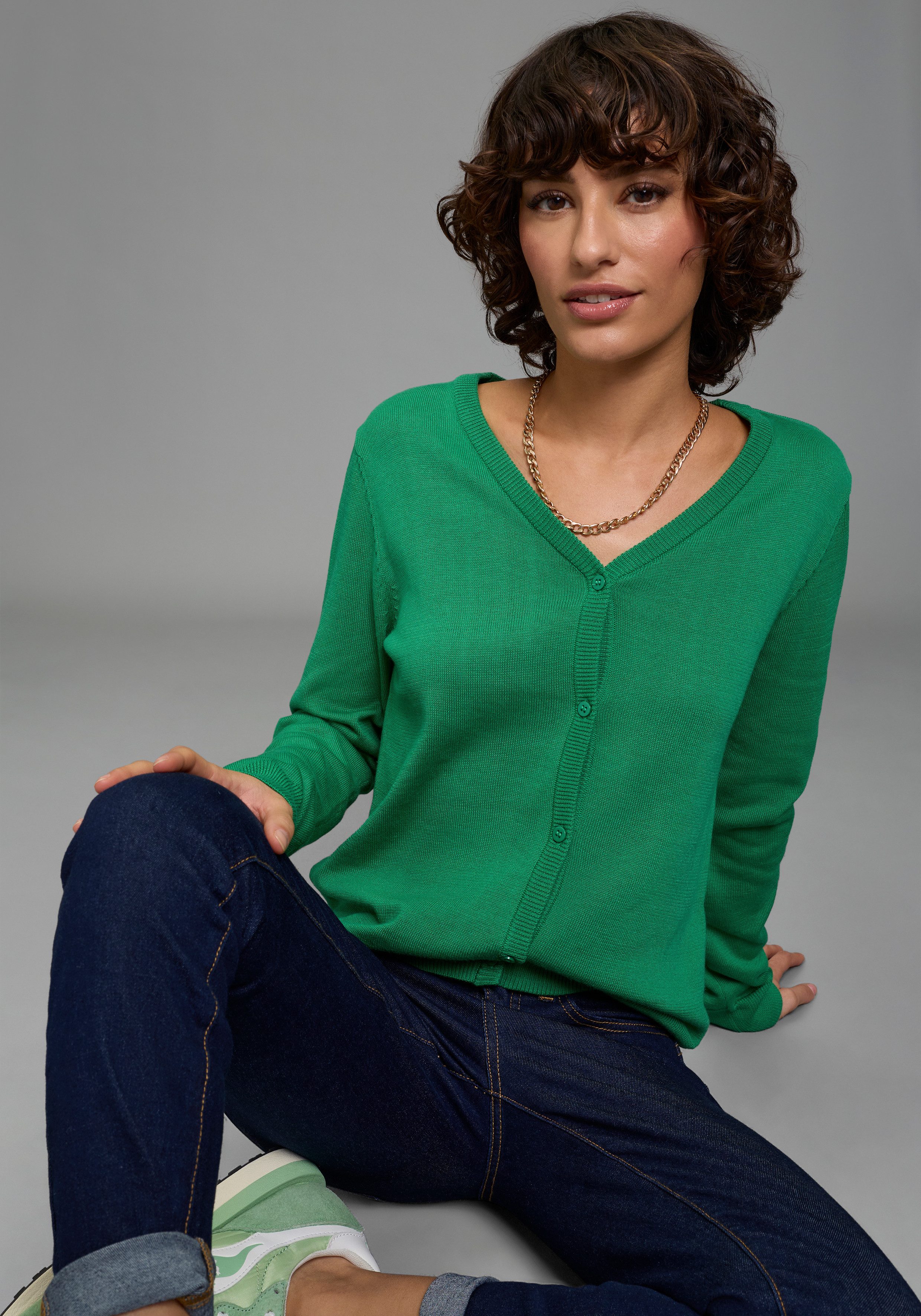 Flashlights Strickjacke mit V-Ausschnitt und Knopfleiste. € 24,99, (€ 24,99 pro 1 Stk).