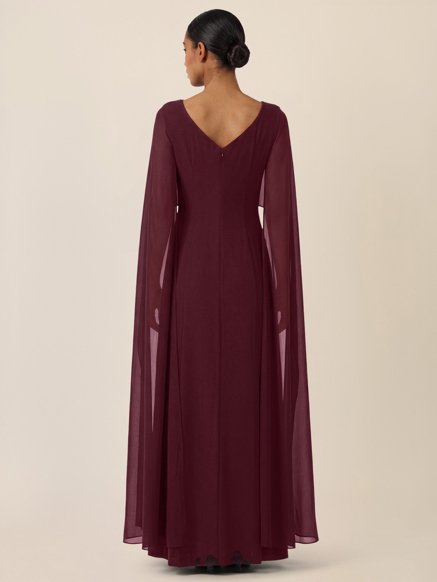 Apart Abendkleid mit Cape