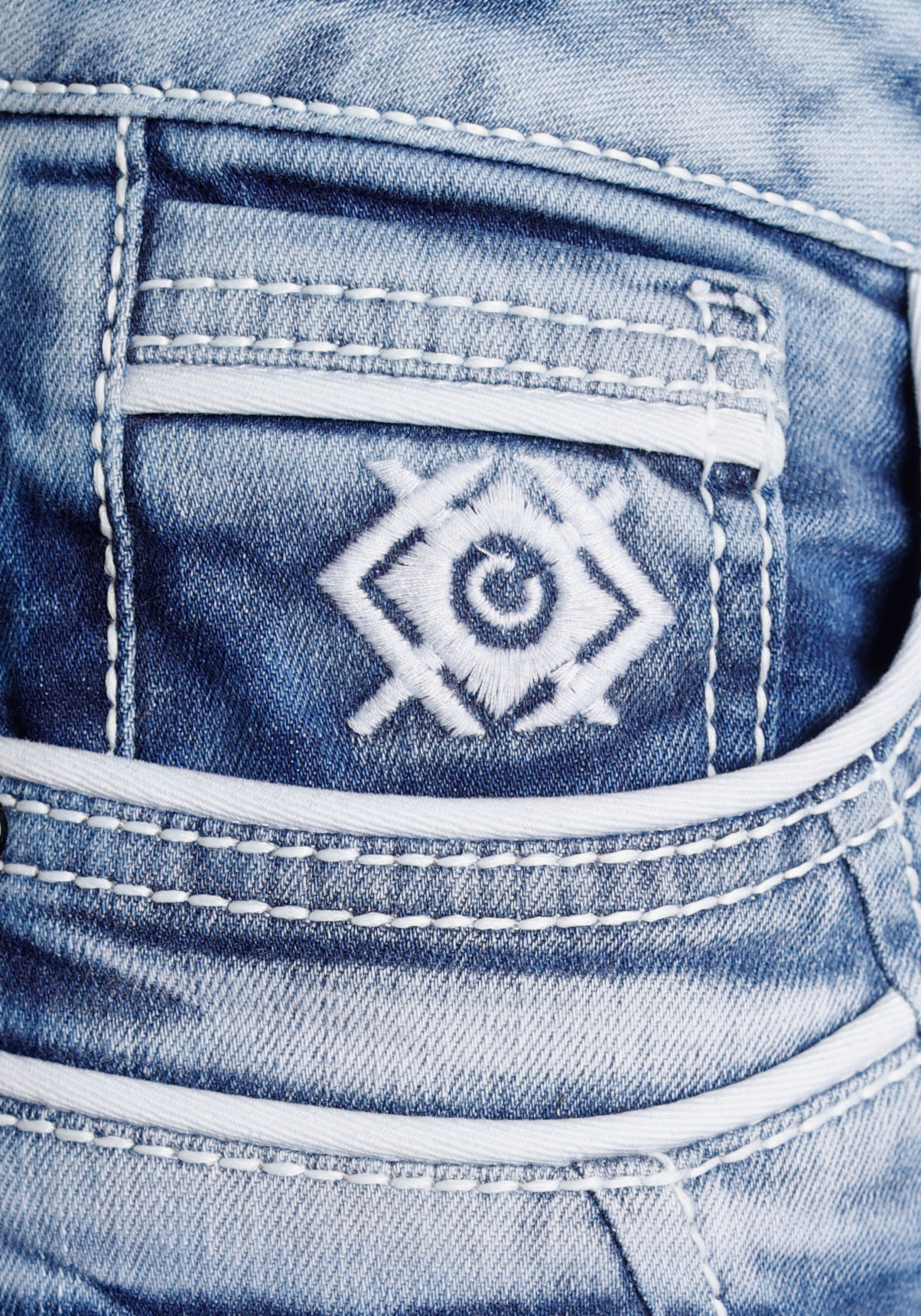 Cipo & Baxx Jeansbermudas in Denim und mit markanten Taschen