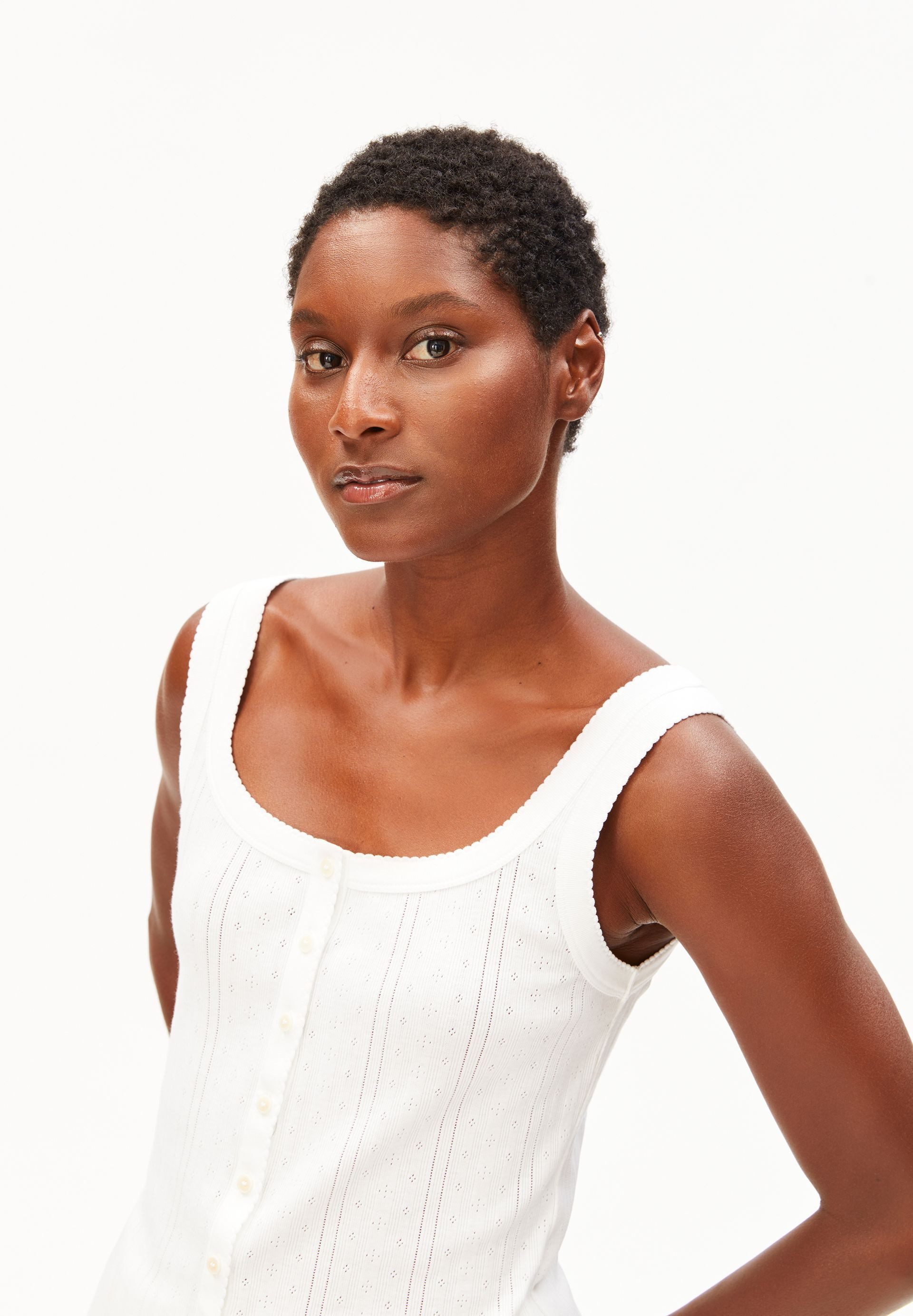 Armedangels Shirttop POINTELLE 100% Bio-Baumwolle (Fitted) Tiefer Rundhalsausschnitt