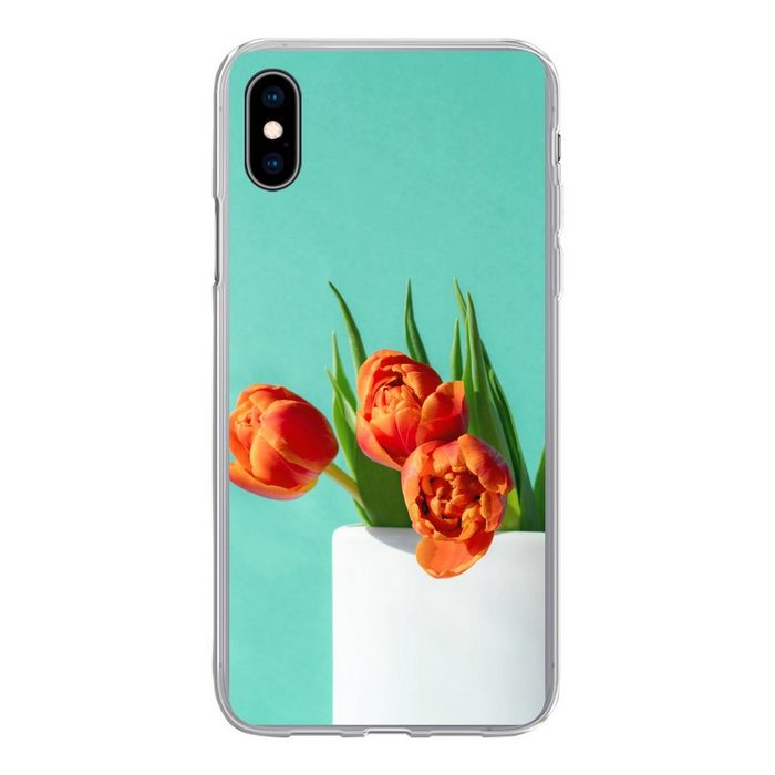 MuchoWow Handyhülle Orangefarbene Tulpen in einer weißen Vase vor grünem Hintergrund Handyhülle Apple iPhone Xs Max Smartphone-Bumper Print Handy