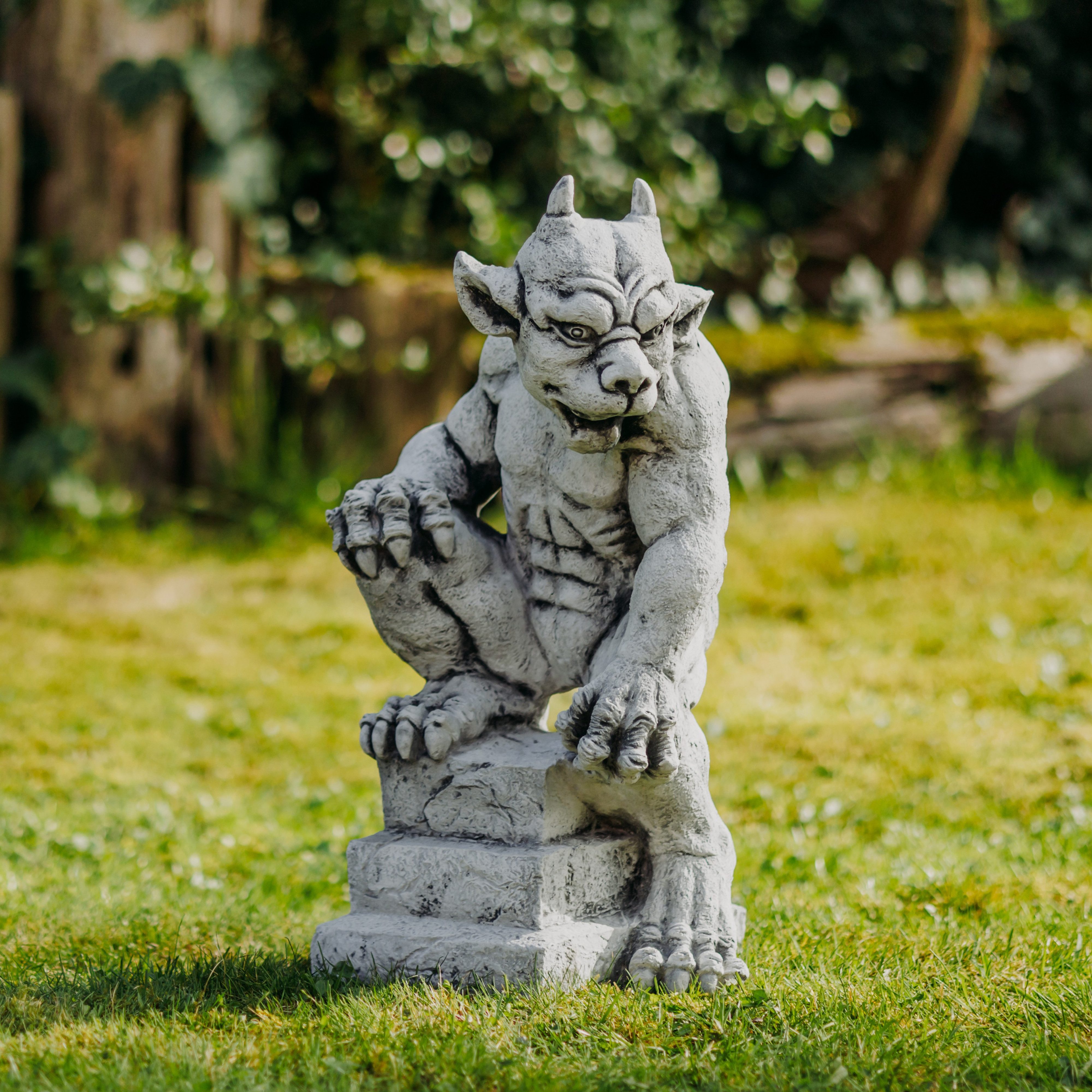 gartendekoparadies.de Gartenfigur Gargoyle auf Podest Steinfigur 51 cm Steinguss 26 kg, Frostsicher