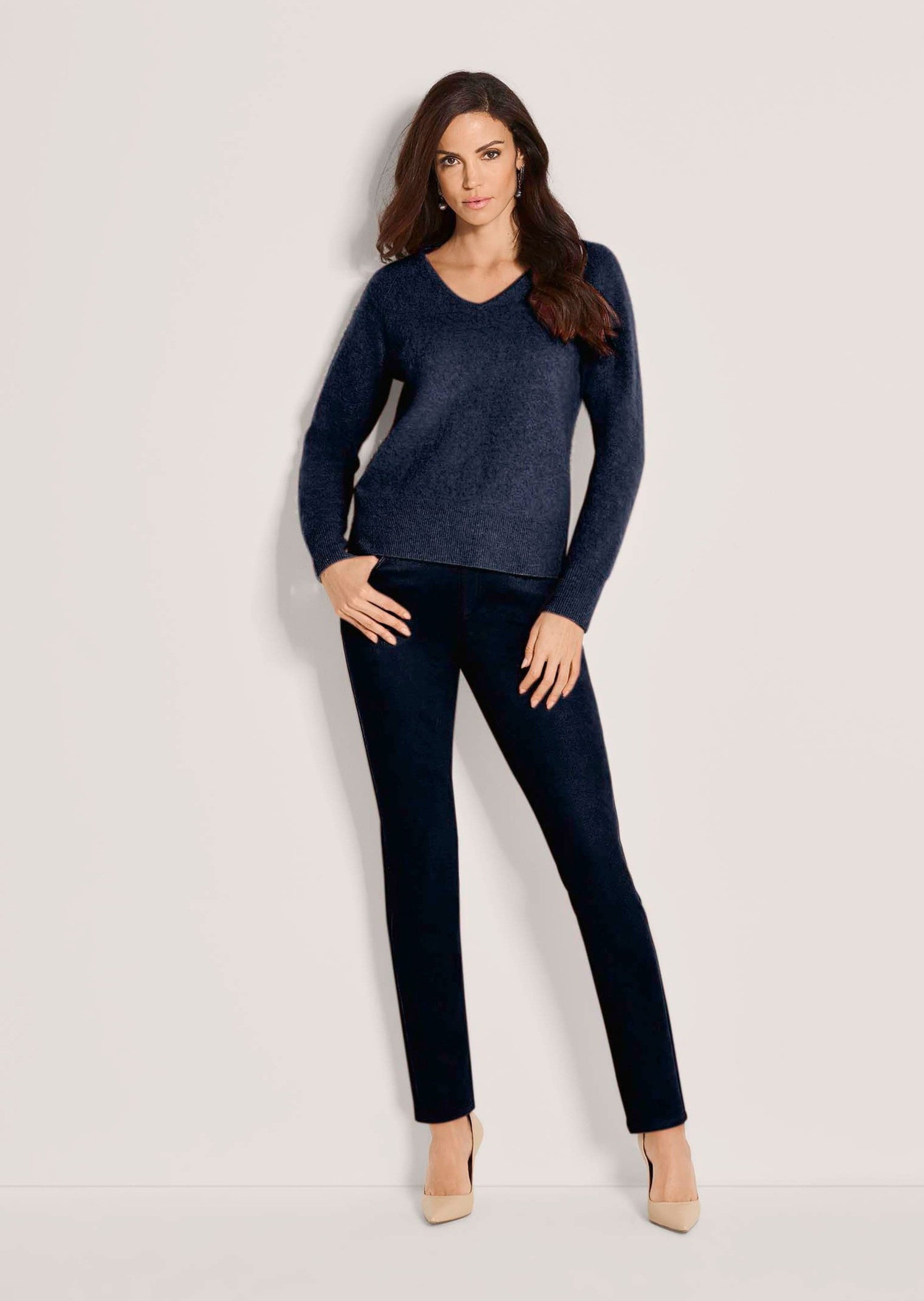 MADELEINE Strickpullover Schurwoll-Pullover mit V-Ausschnitt Gebrushte Oberfläche, Raglanärmel & Rippbündchen