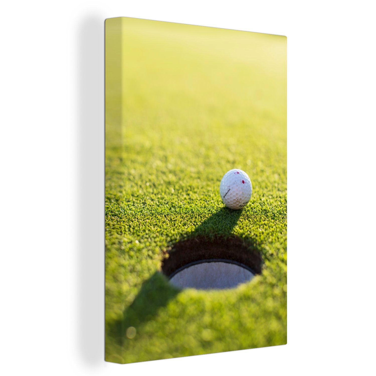 OneMillionCanvasses® Leinwandbild Golfball liegt im grünen Gras in der Nähe des Lochs, (1 St), Leinwandbild fertig bespannt inkl. Zackenaufhänger, Gemälde, 20x30 cm