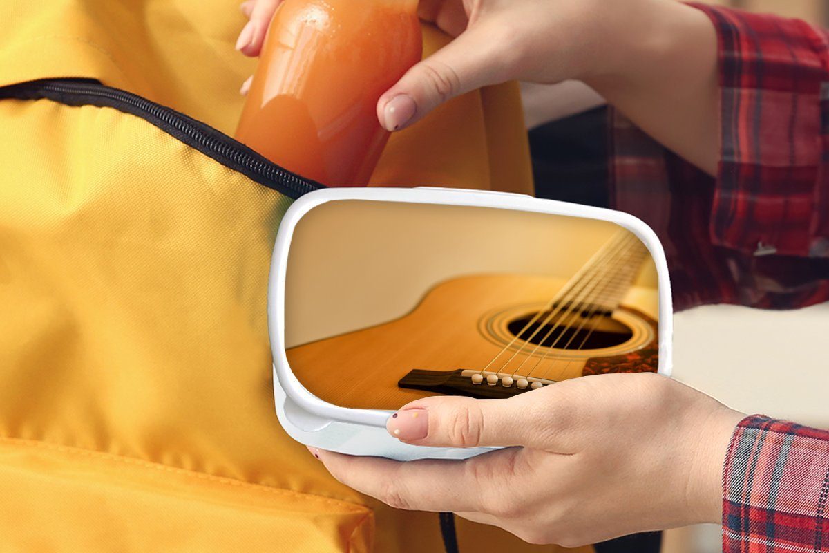 MuchoWow Lunchbox Jungs Erwachsene, für Brotbox einer akustischen Mädchen und Gekippte Brotdose, für Kinder Gitarre, Kunststoff, (2-tlg), und Ansicht weiß
