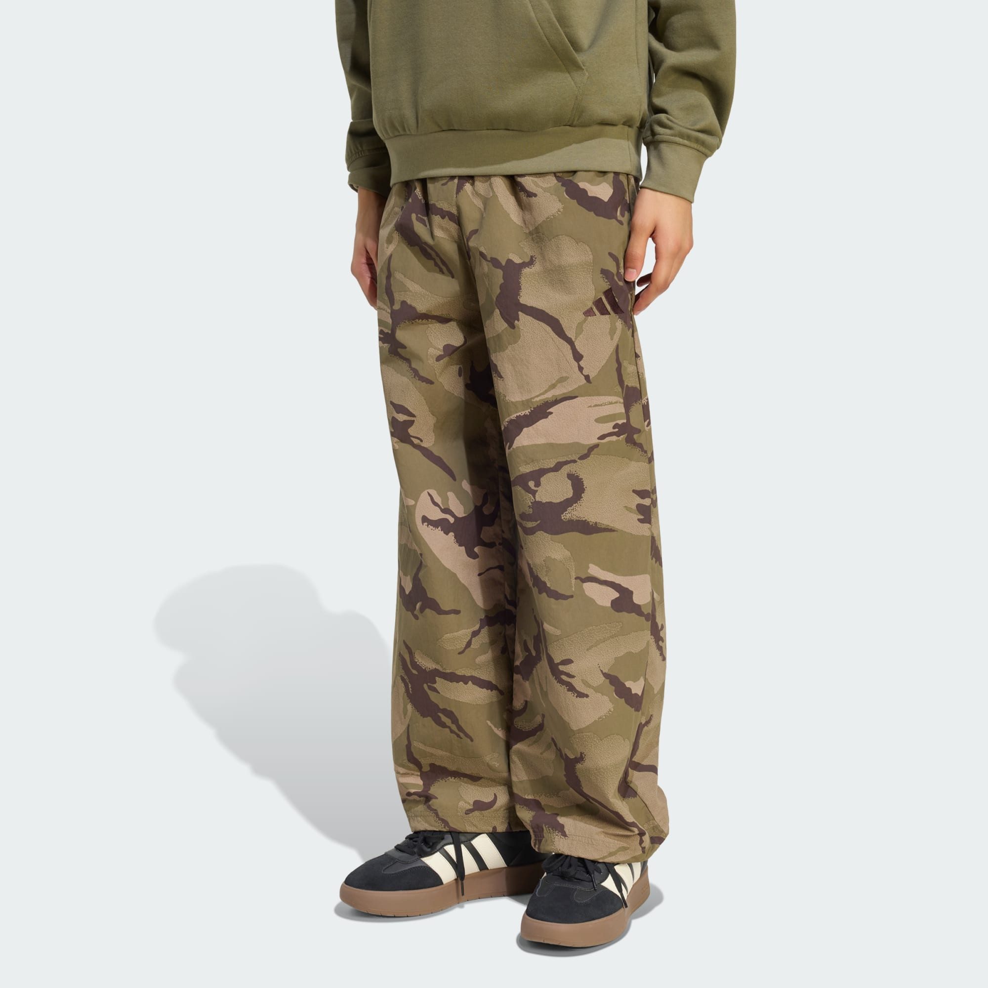 adidas Sportswear Jogginghose SEASONAL ESSENTIALS PARACHUTE-HOSE, GEWEBT, CAMO (1-tlg)