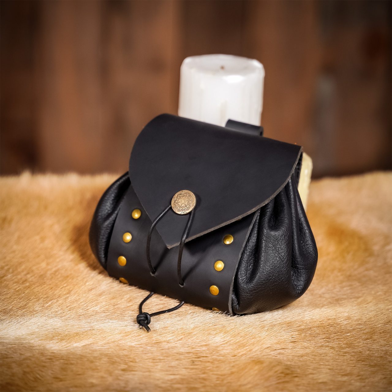 Lord Of Battles Ritter-Kostüm Mittelalterliche Ledergürteltasche mit antikem Messingknopf