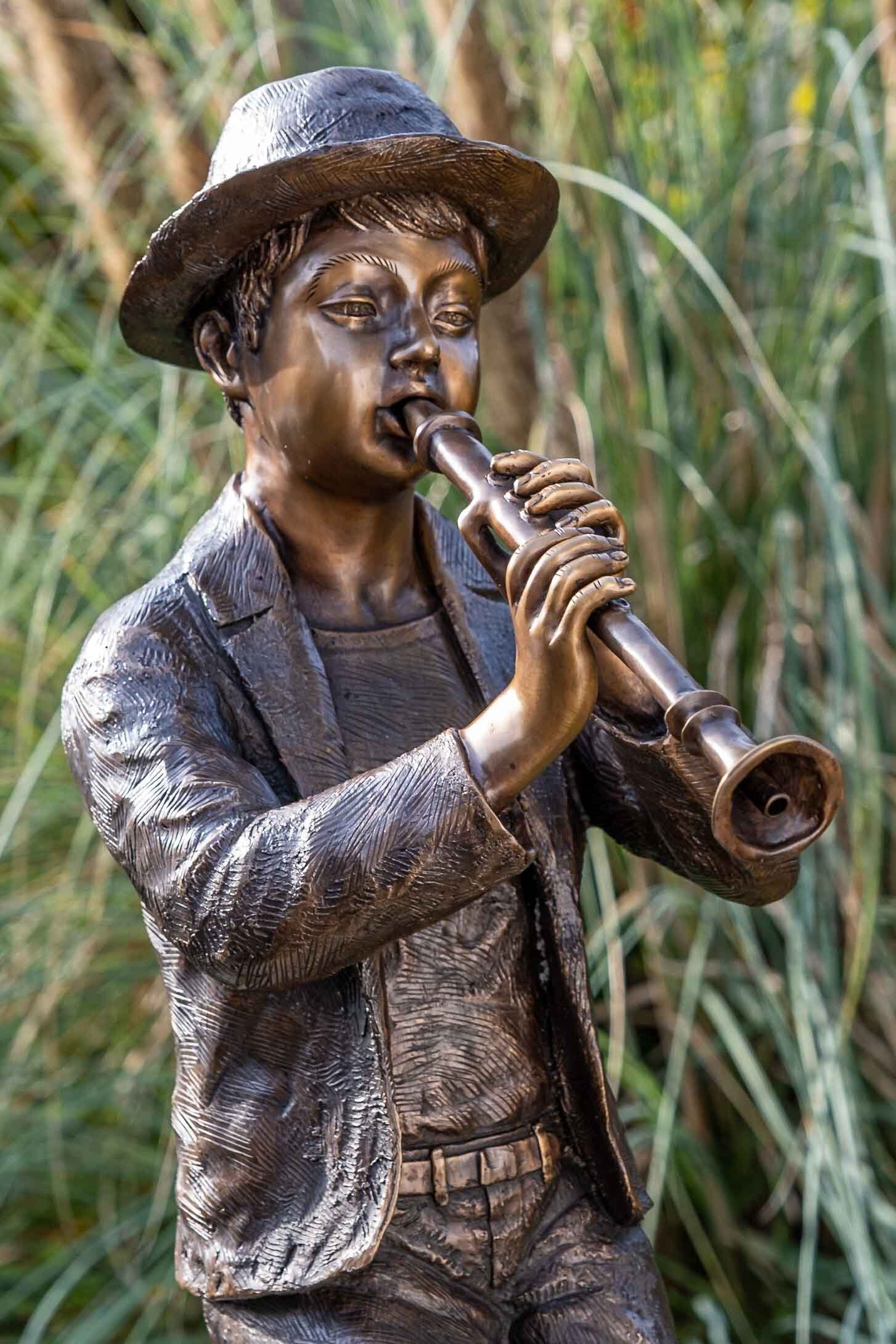 IDYL Gartenfigur IDYL Bronze-Skulptur Junge, Regen in Frost, – gegossen sehr Kind Wachsausschmelzverfahren robust Bronze gegen Hand – Flötenspieler werden Langlebig Die – witterungsbeständig und patiniert. Bronze UV-Strahlung. und in Modelle von