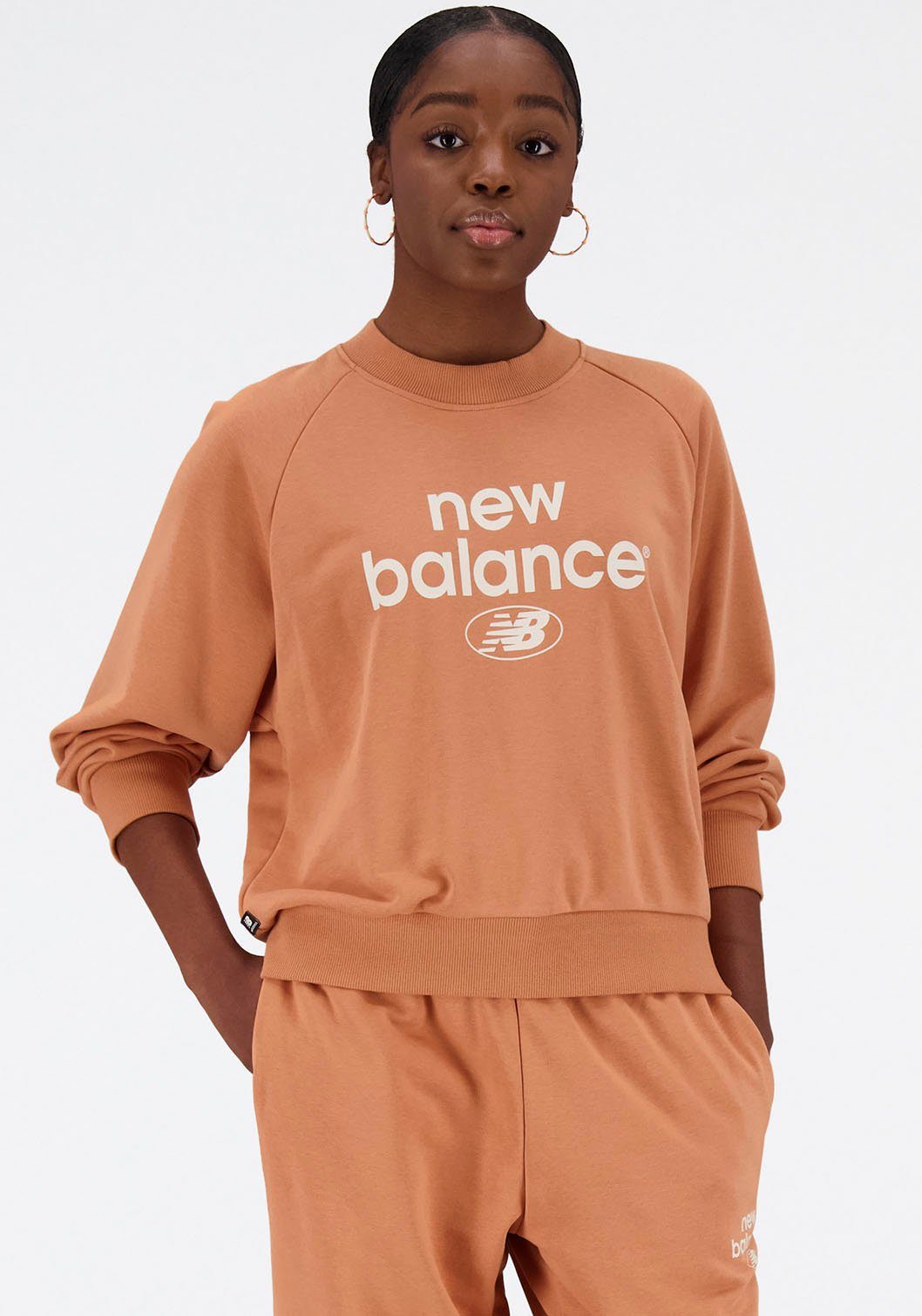 New Balance Sweatshirt NB ESSENTIALS GRAPHIC CREW, Lässiger Schnitt mit  figurumspielender Passform