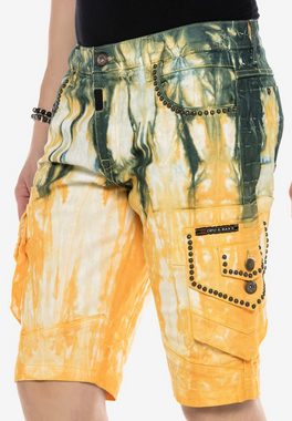 Cipo & Baxx Shorts im auffälligen Batik-Look