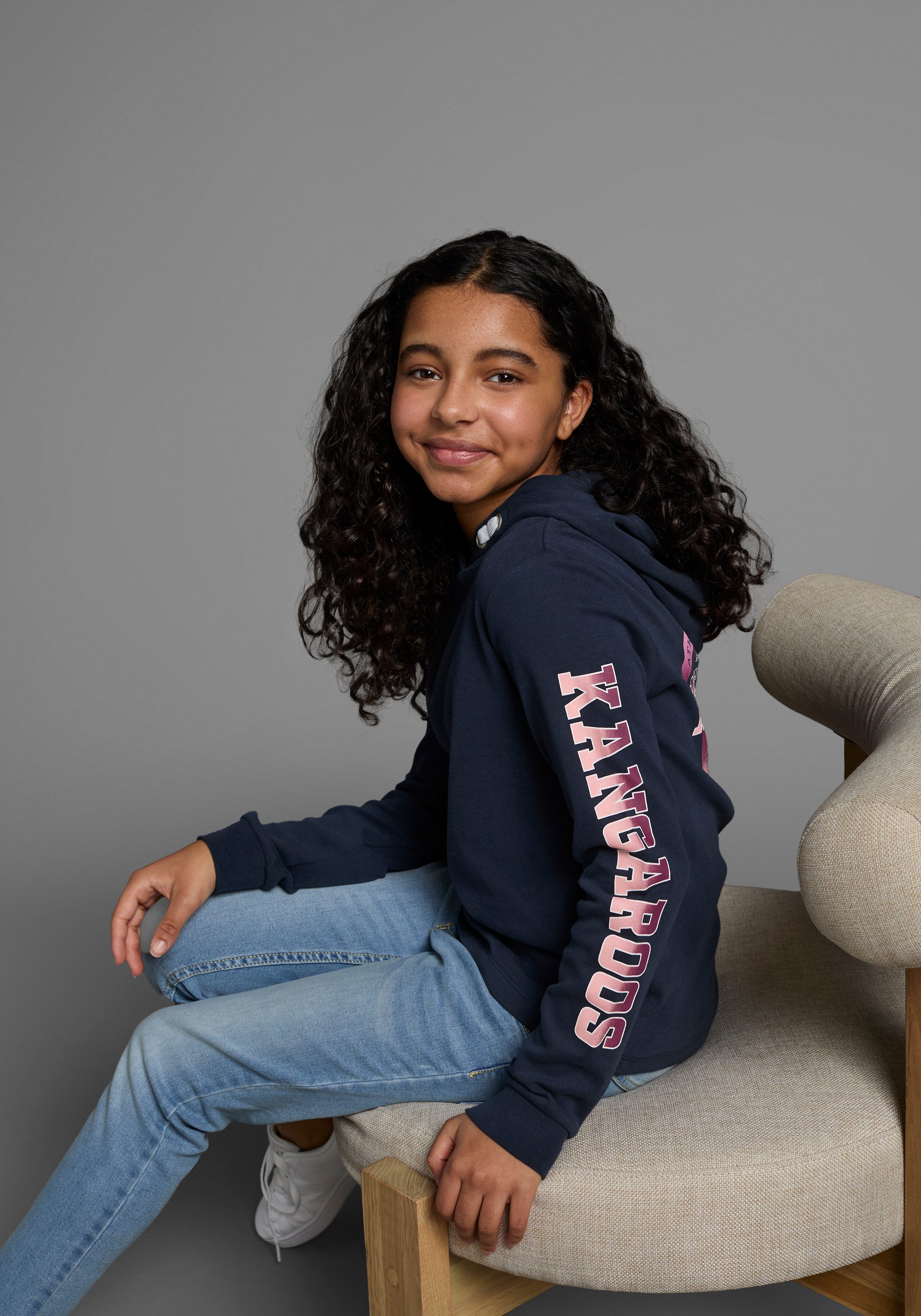 KangaROOS Langarmshirt Kangaroos Kapuzenshirt mit Ärmeldruck gerade Passform, bedrucktes Design, mit Kapuze, aus 100% Baumwolle