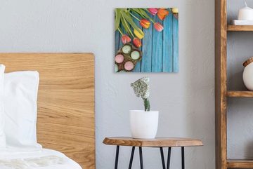 OneMillionCanvasses® Leinwandbild Ostereier und bunte Tulpen zu Ostern auf einem hölzernen Hintergrund, (1 St), Leinwand Bilder für Wohnzimmer Schlafzimmer