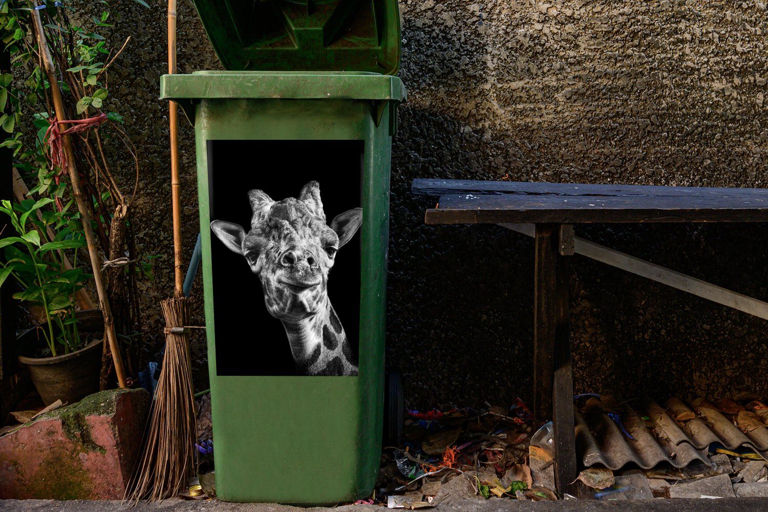 Mülleimer-aufkleber, MuchoWow Abfalbehälter - - Container, Tier - Mülltonne, Weiß Giraffe Sticker, St), (1 Schwarz Wandsticker
