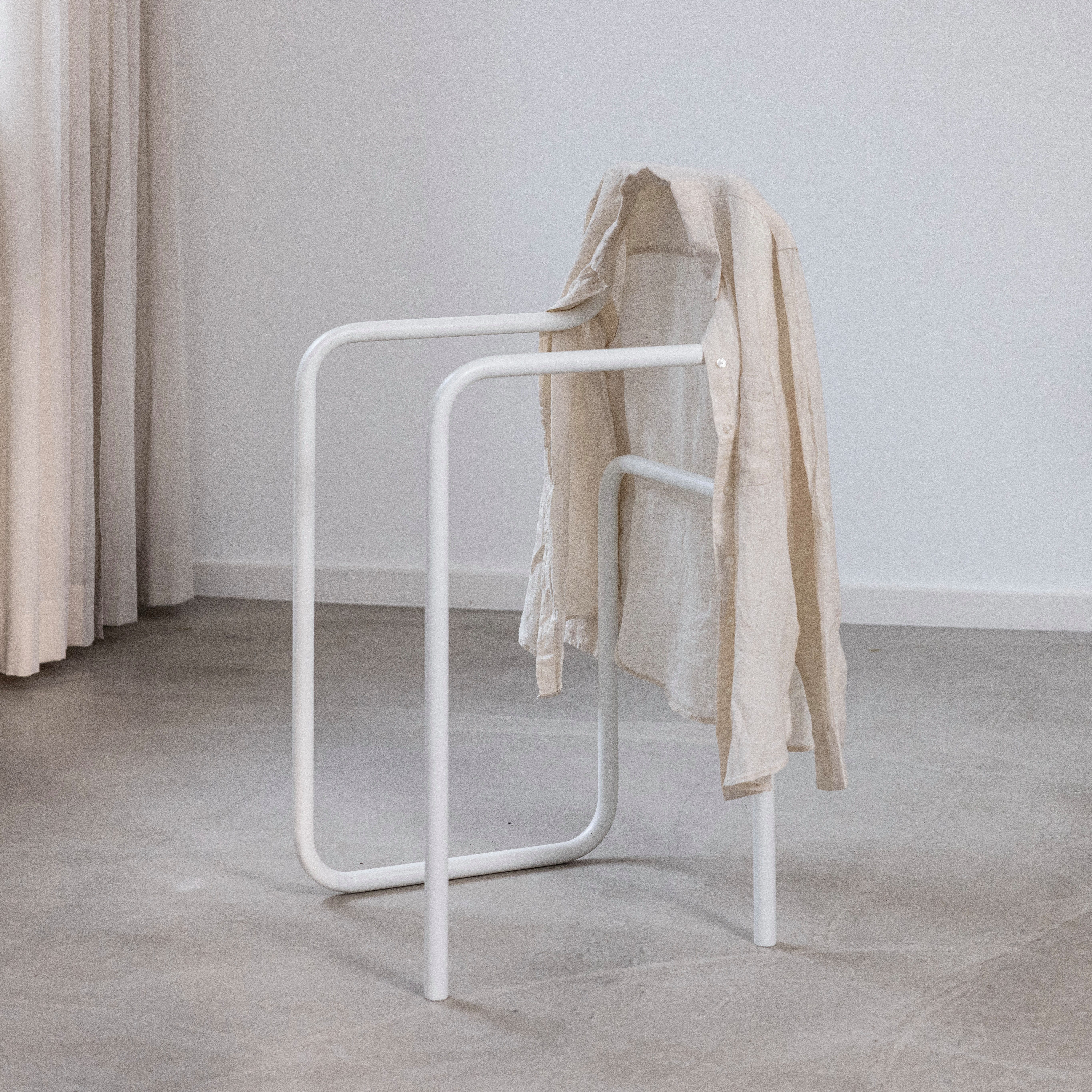 Metallbude Herrendiener JAMES, hochwertiger Design Kleiderständer aus Metall, Stummer Diener