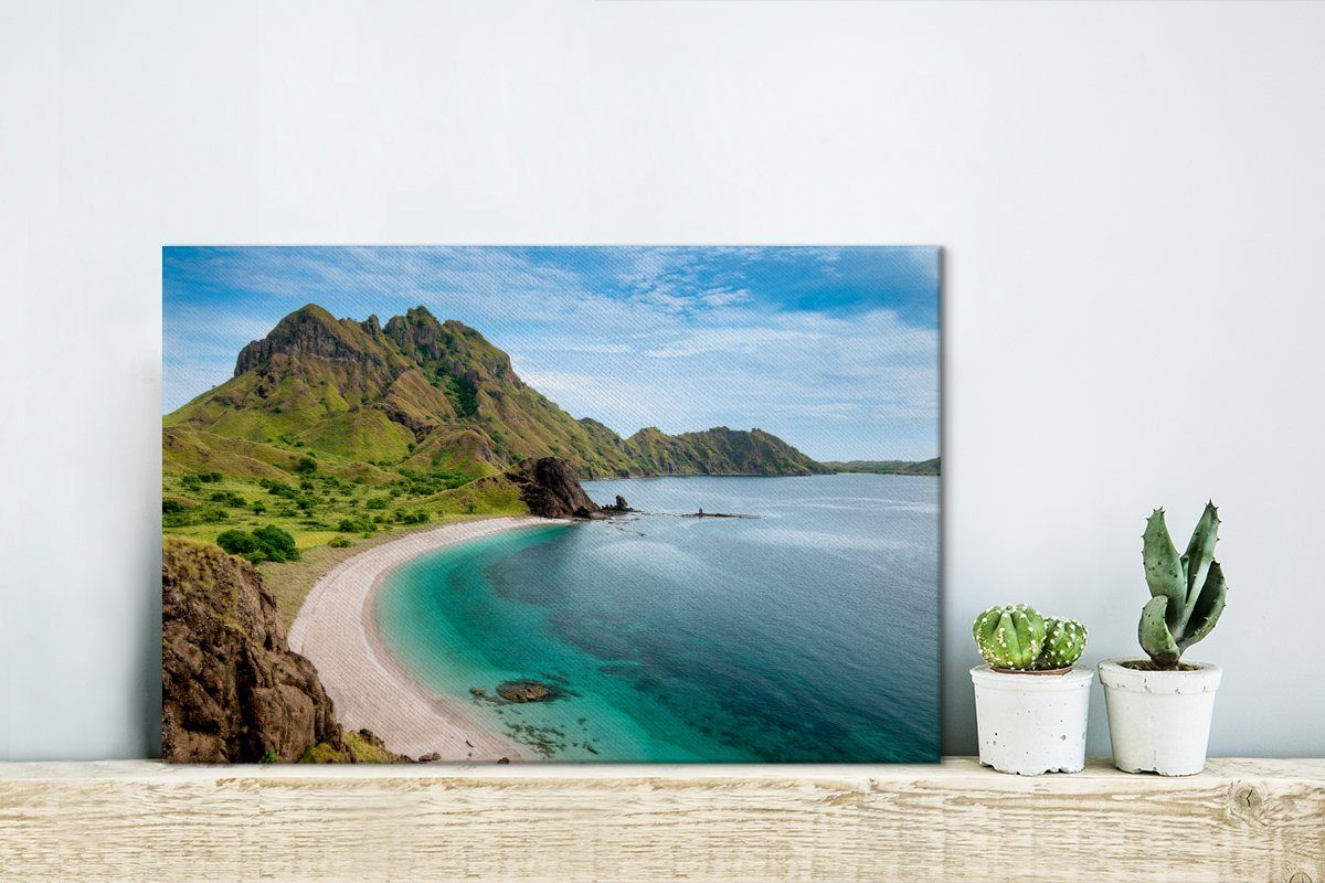 der Strand Perlweißer Insel indonesischen Wandbild (1 Aufhängefertig, Komodo, auf Wanddeko, unter Leinwandbild St), dem cm Berg 30x20 OneMillionCanvasses® Leinwandbilder,