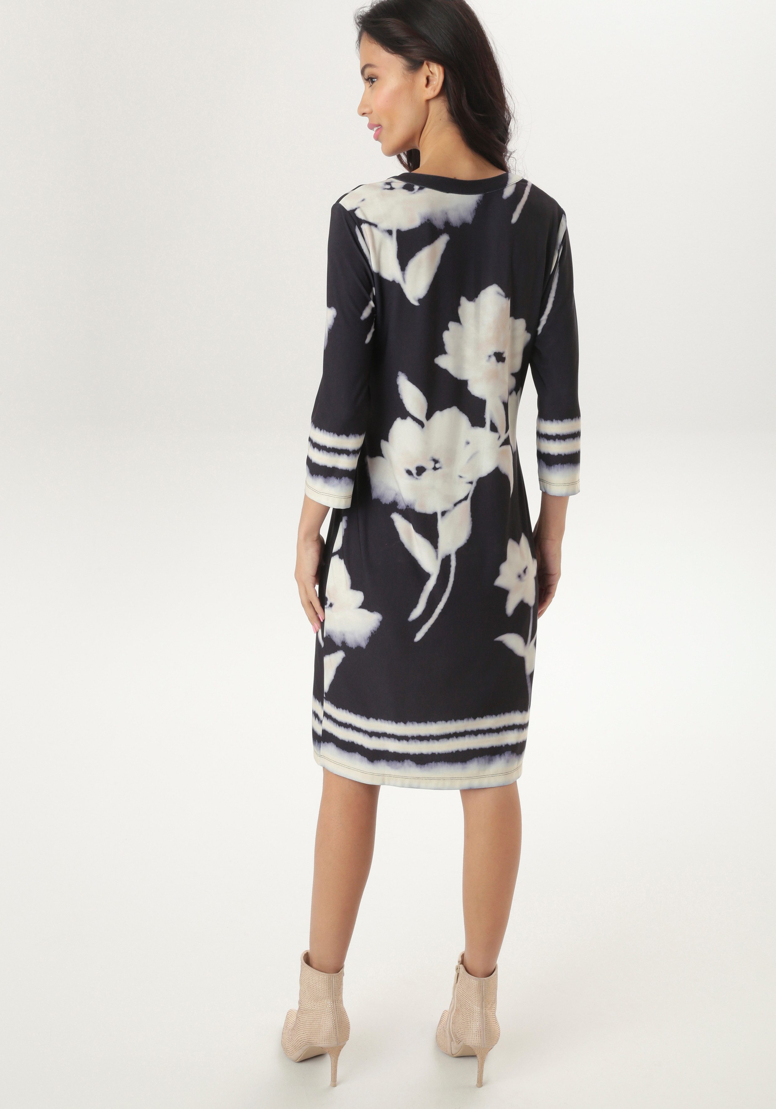 Aniston SELECTED Jerseykleid mit großflächigen Batik-Blumen günstig online kaufen