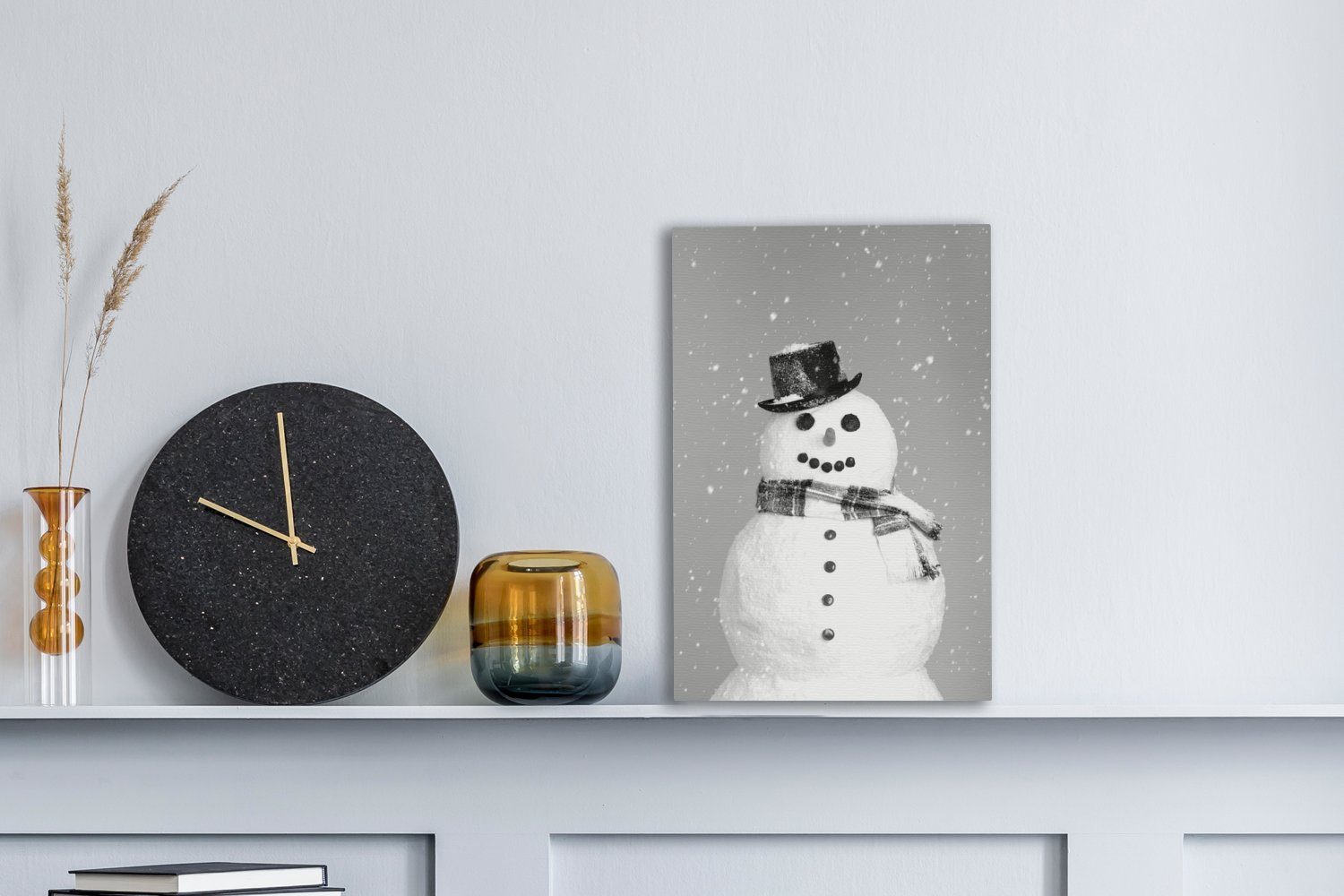 OneMillionCanvasses® Leinwandbild cm weiß, Leinwandbild und Gemälde, 20x30 St), Weihnachten glücklicher - Zackenaufhänger, (1 Ein Schneemann zu fertig bespannt schwarz inkl