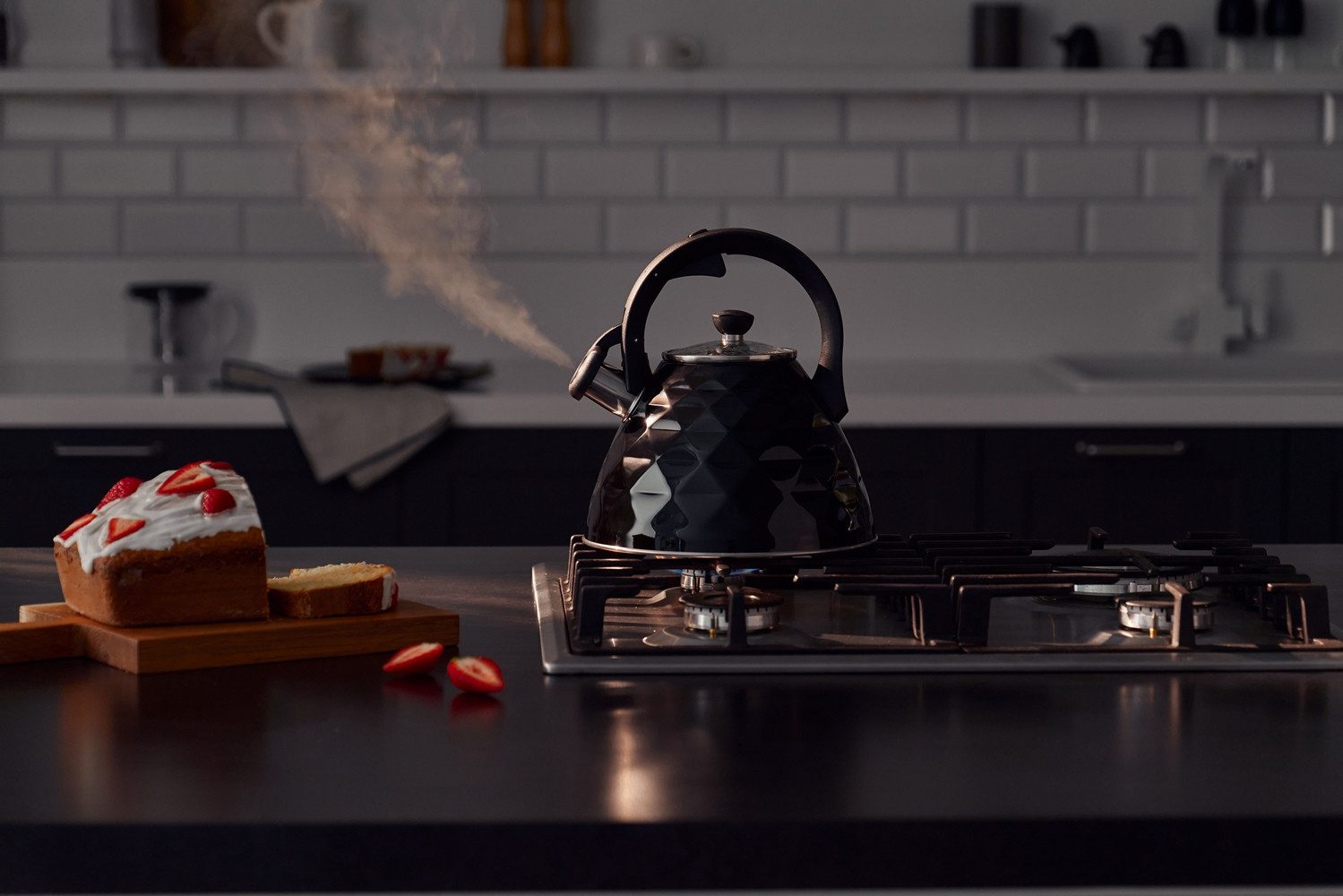RESTO Kitchenware Wasserkessel Almaaz, im Geschenkkarton, Edelstahl 18/10 (2-tlg), Flötenkessel, geeignet für alle Herdarten, auch Induktion