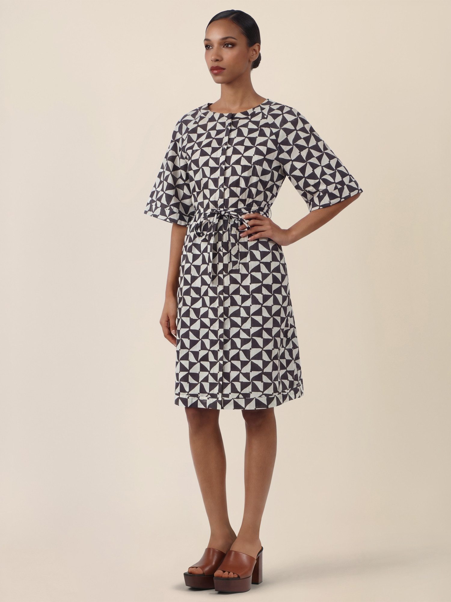 Apart Minikleid mit grafischem Print und Taillengürtel