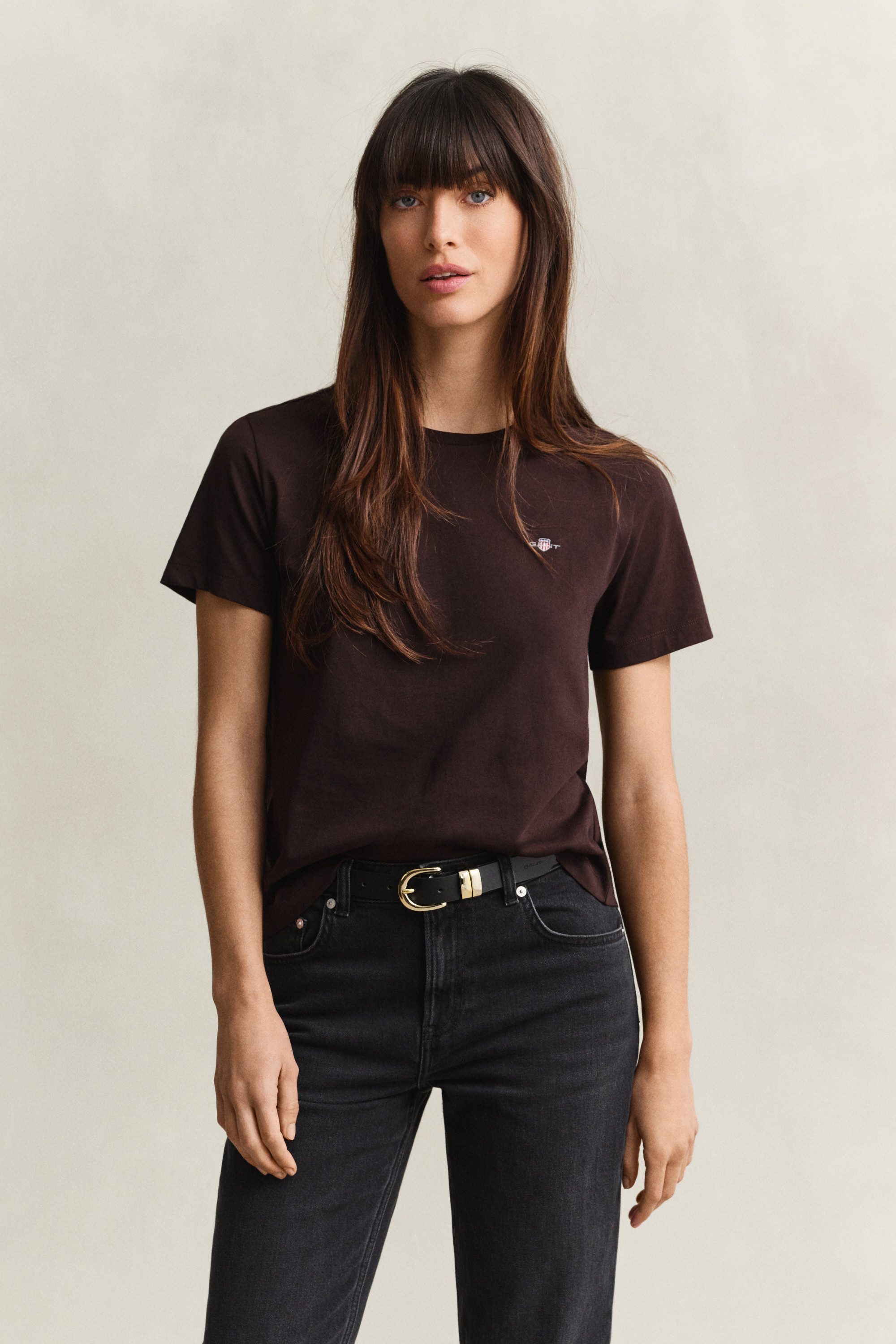 Gant T-Shirt REG SHIELD KA T-SHIRT mit einer kleinen aufgestickten Wappen-Grafik auf der Brust