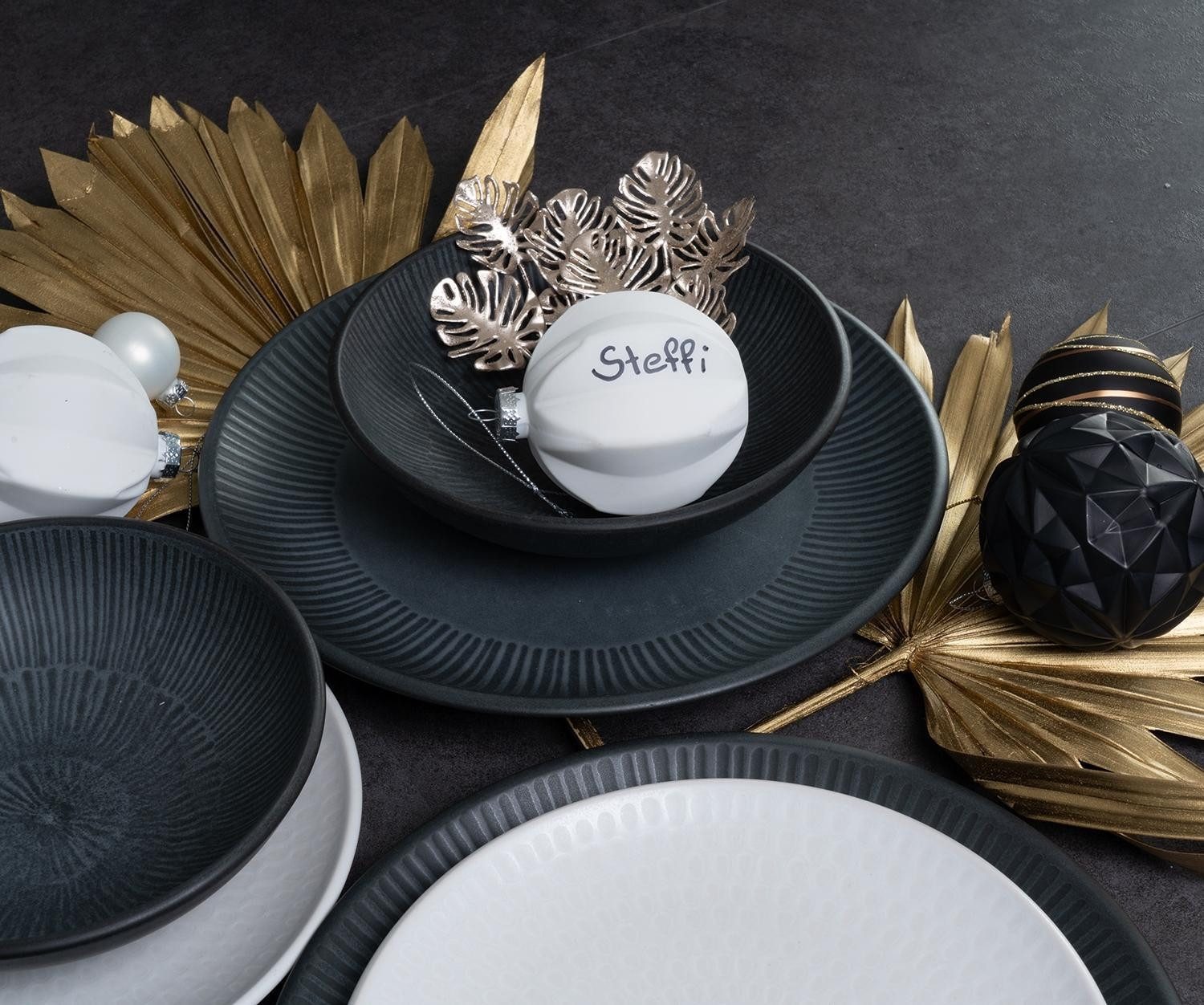 Home4You Speiseteller 4er Set, Schwarz, Ø 27 cm, Steingut, mit linienförmiger Reliefprägung