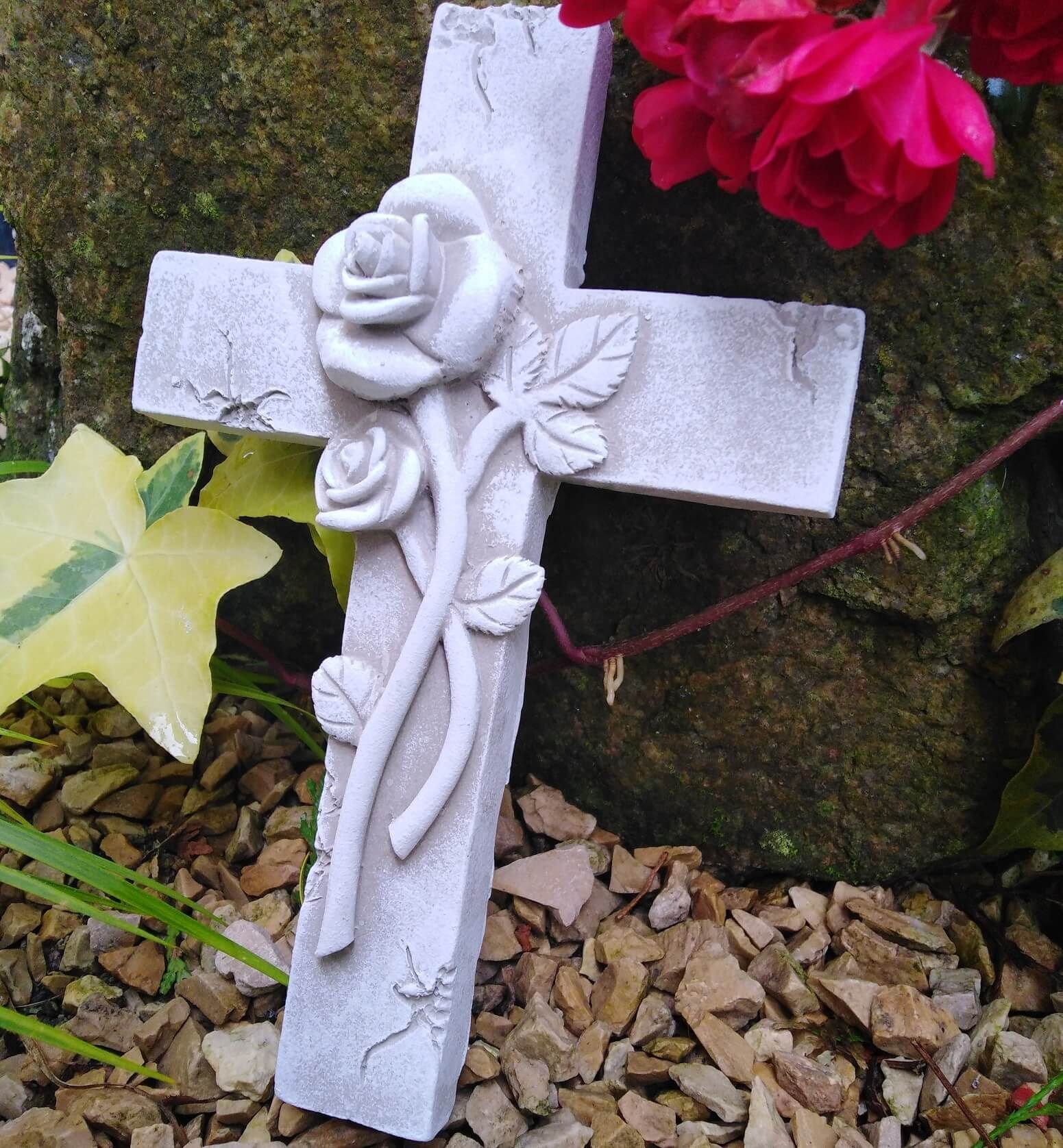 Radami Gedenkstein Rosen, Gartenfigur mit 3D Grabschmuck, Kreuz