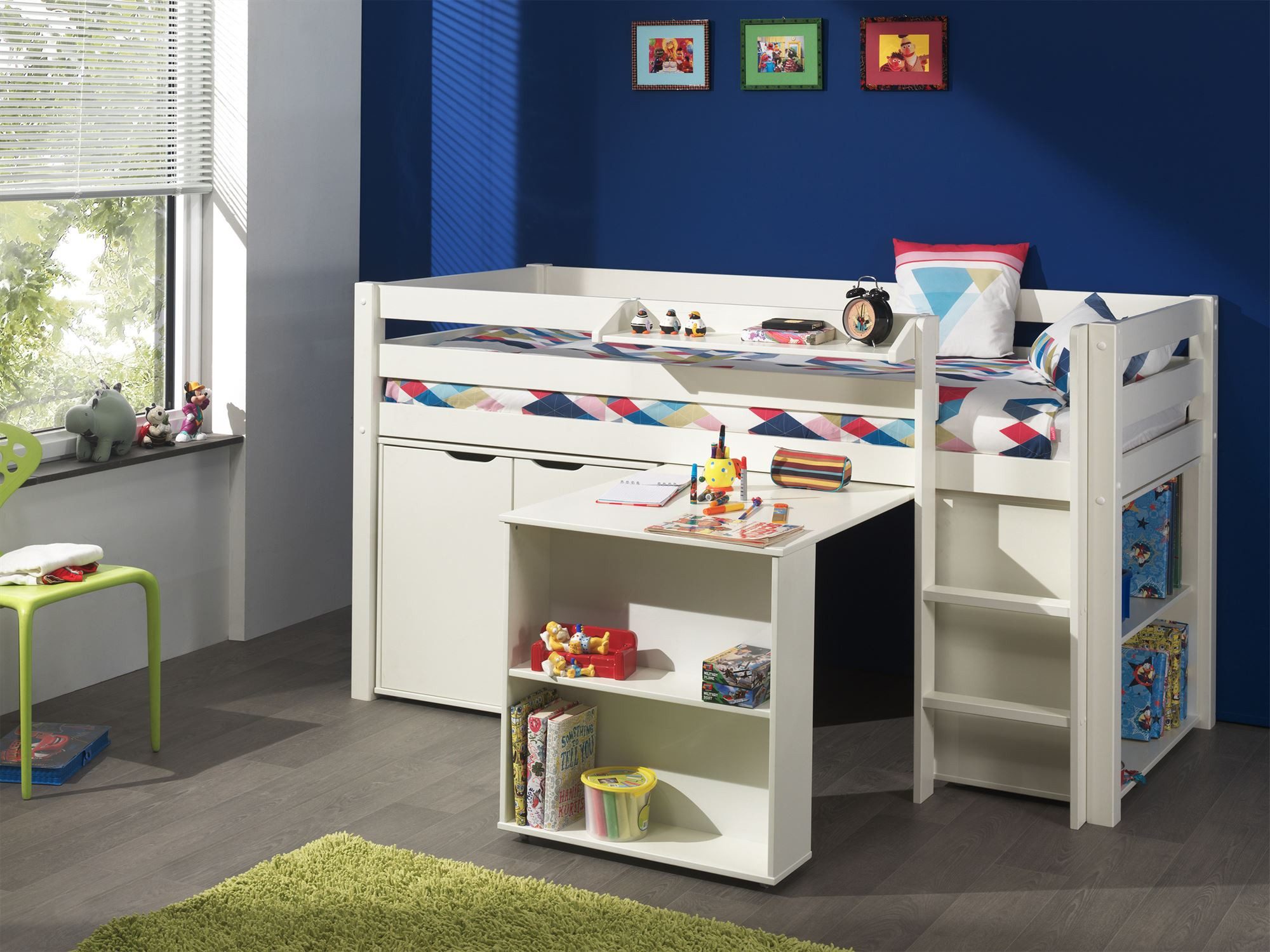 58 aufm Kessel Kinderbett Spielbett Karolina 210x106x114 Kinderbett Massivholz+MDF Weiß (inkl. Versand, Lieferung bis Verwendungsstelle), Liegefläche 90x200, Hochbett mit Schreibtisch, Regalen und Hängeregal