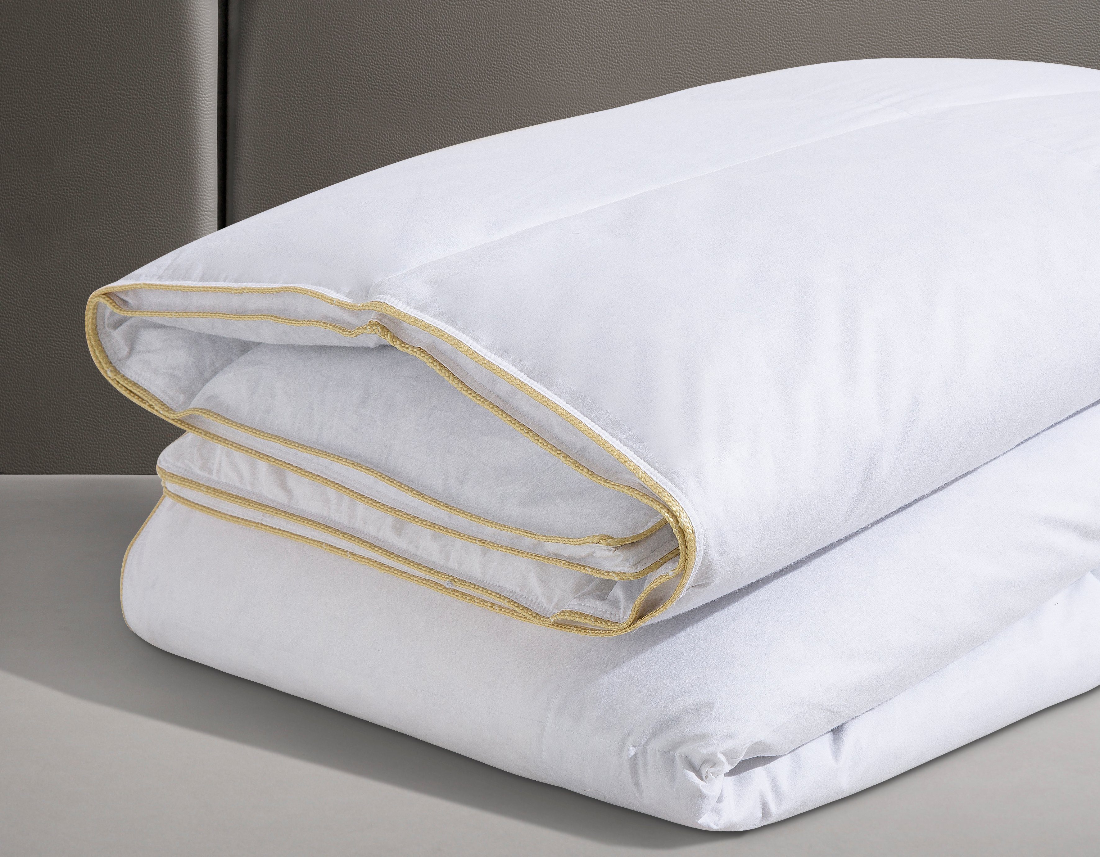 RIBECO Federbettdecke Überraschungspaket, Bettdecken für Sommer oder Winter, Füllung: 90% Federn, 10% Daunen, Bezug: 100% Baumwolle, die Farbe wird die Überraschung sein! Bettdecke 135x200cm