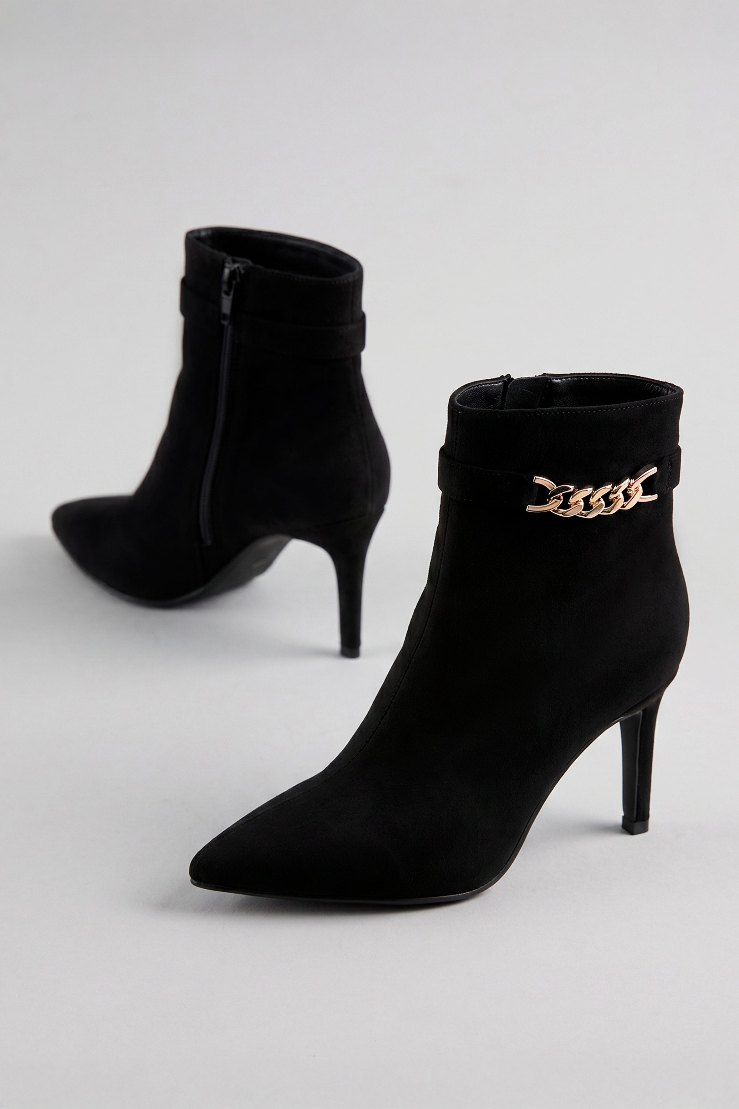 Aniston SHOES Stiefelette Ankle Boots mit goldener Zierkette - NEUE KOLLEKTION. € 64,99, (€ 64,99 pro 1 Stk).