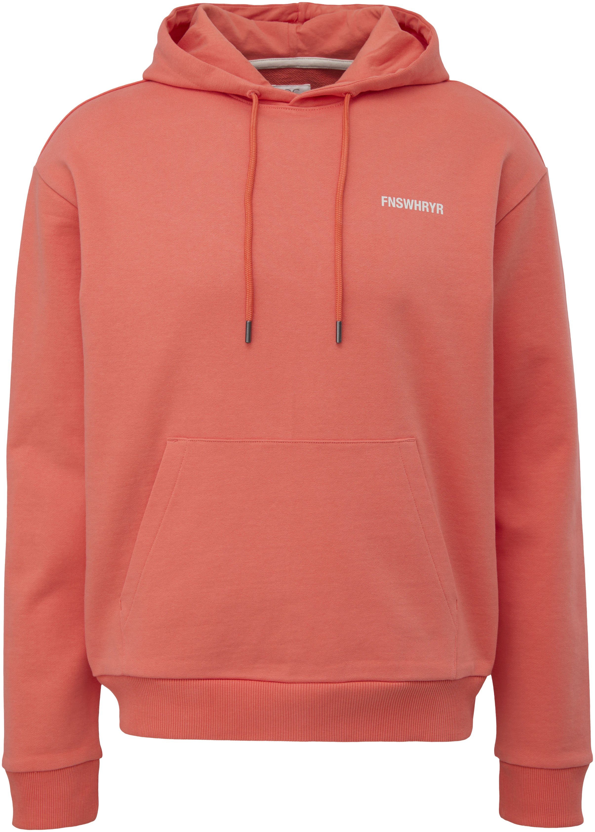 QS Brust auf orange Hoodie mit Print-Detail der