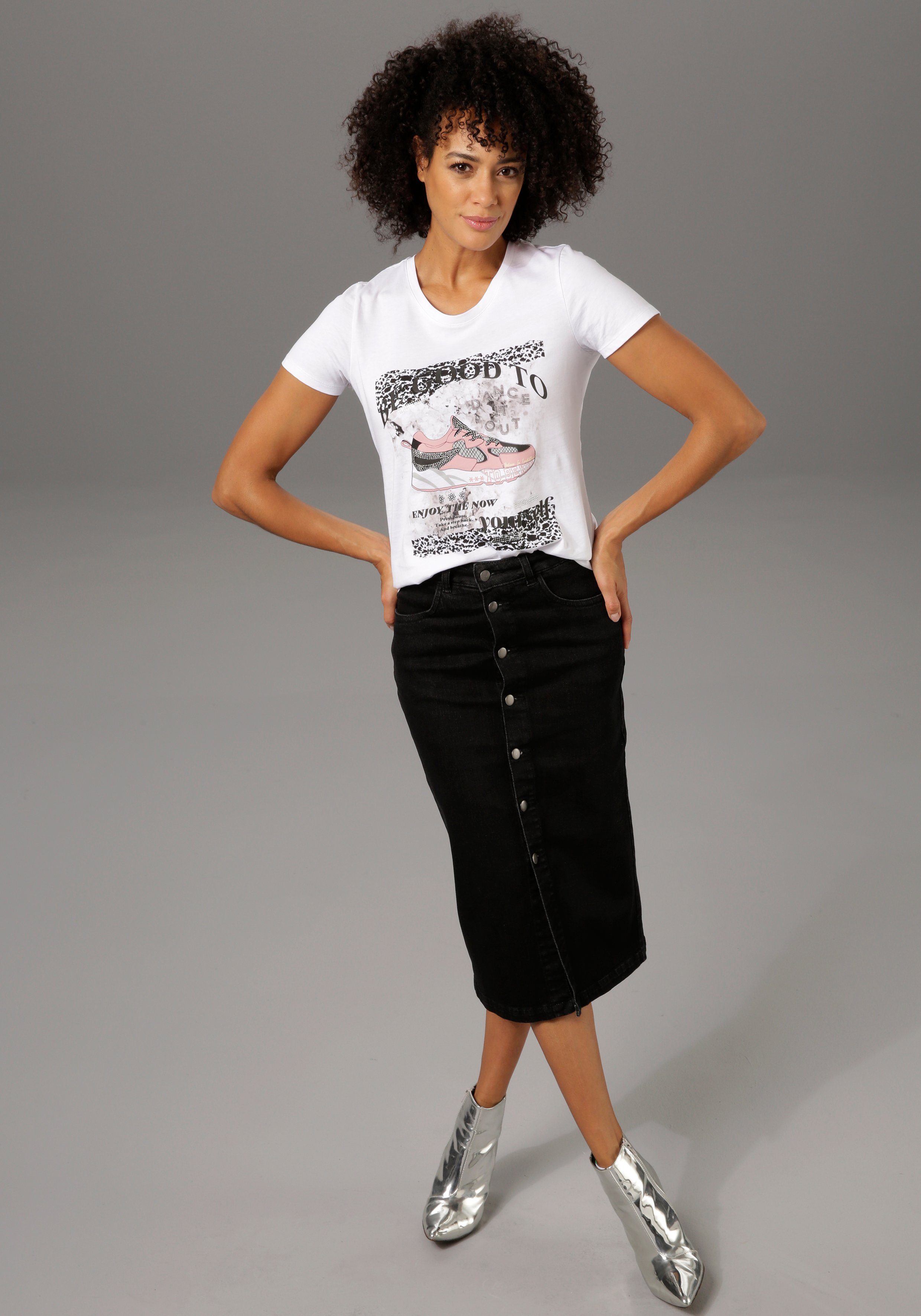 Damen Shirts Aniston CASUAL T-Shirt mit Glitzersteinchen verzierter Frontdruck mit Sneaker und Statement -Schriftzug