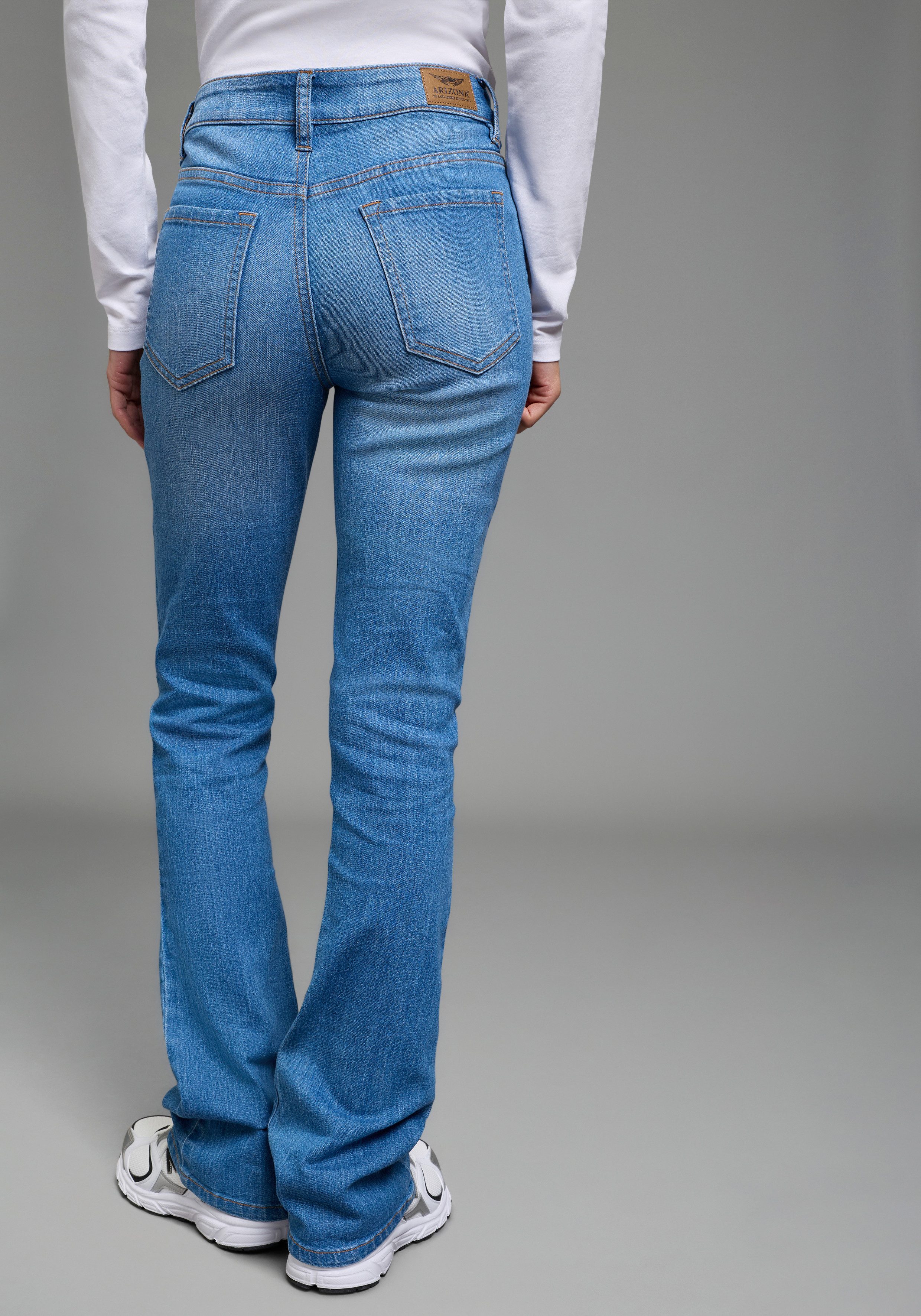 Arizona Bootcut-Jeans Baby-Boot Bootcut-Stil, figurbetonte Passform, mit Used-Effekten