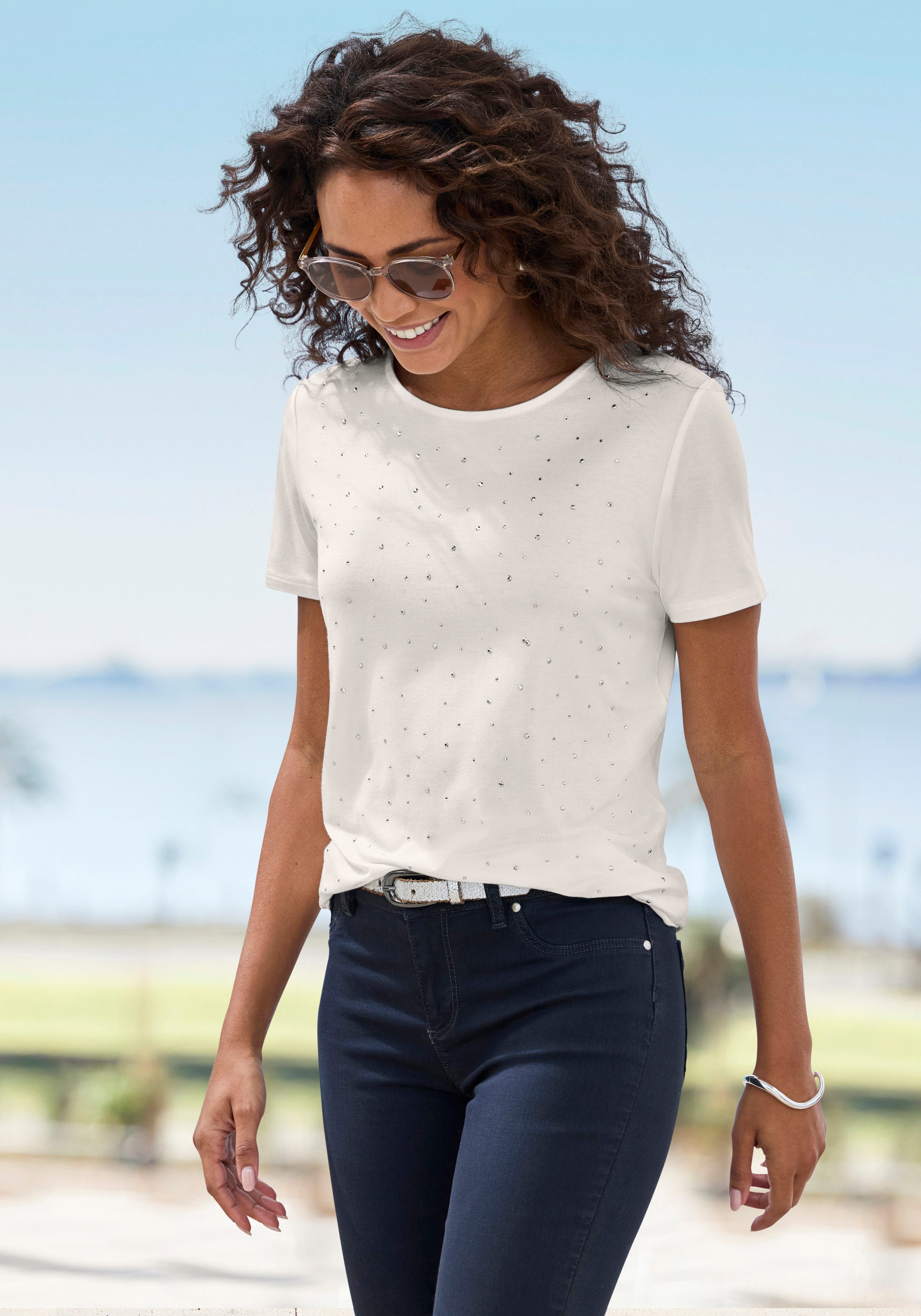 LASCANA T-Shirt mit funkelnden Strass-Steinen vorn aus Viskose-Stretch – Bild 5 von 5