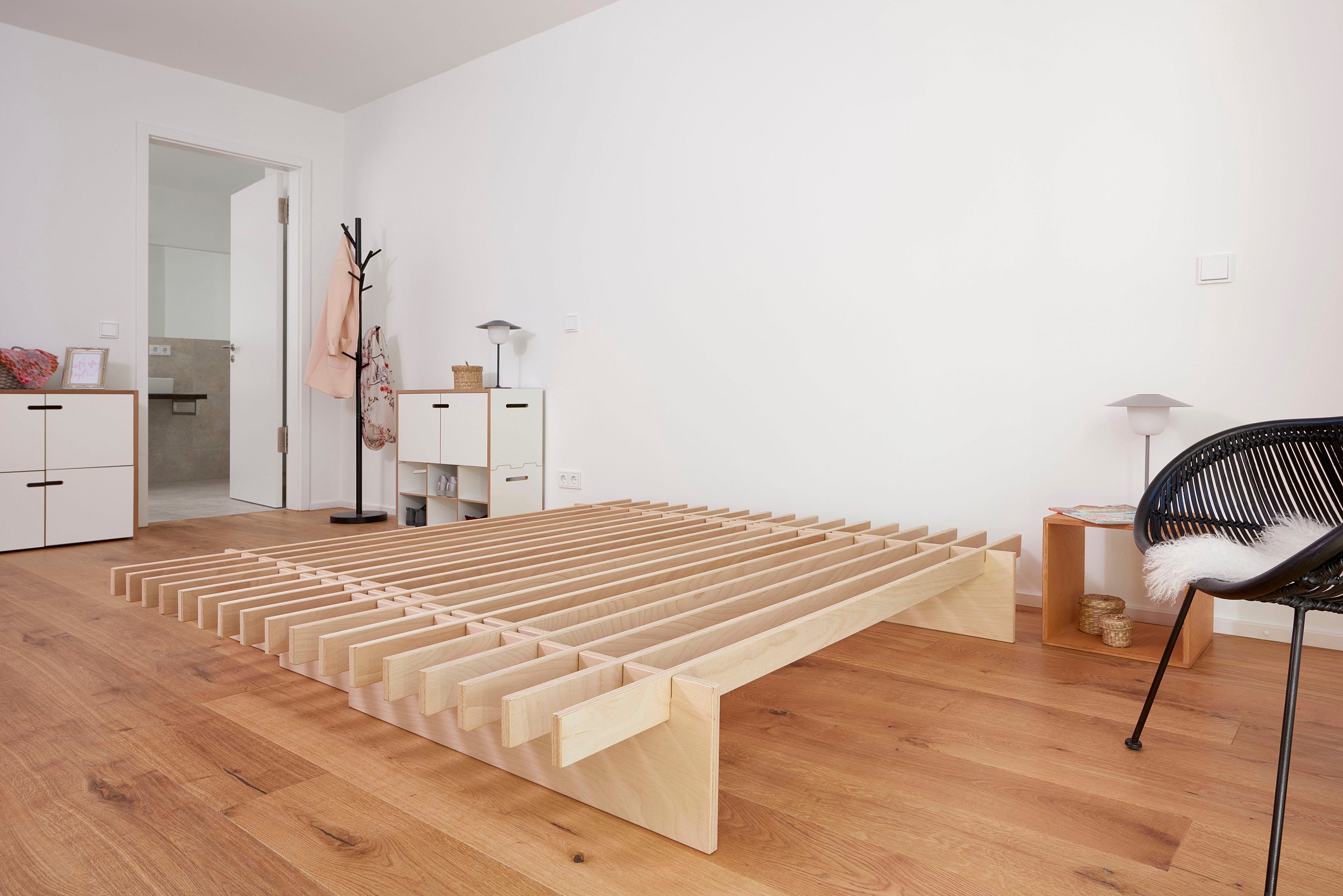 Tojo Bett parallel L, einfache Montage ohne Werkzeug, in verschiedenen Breiten