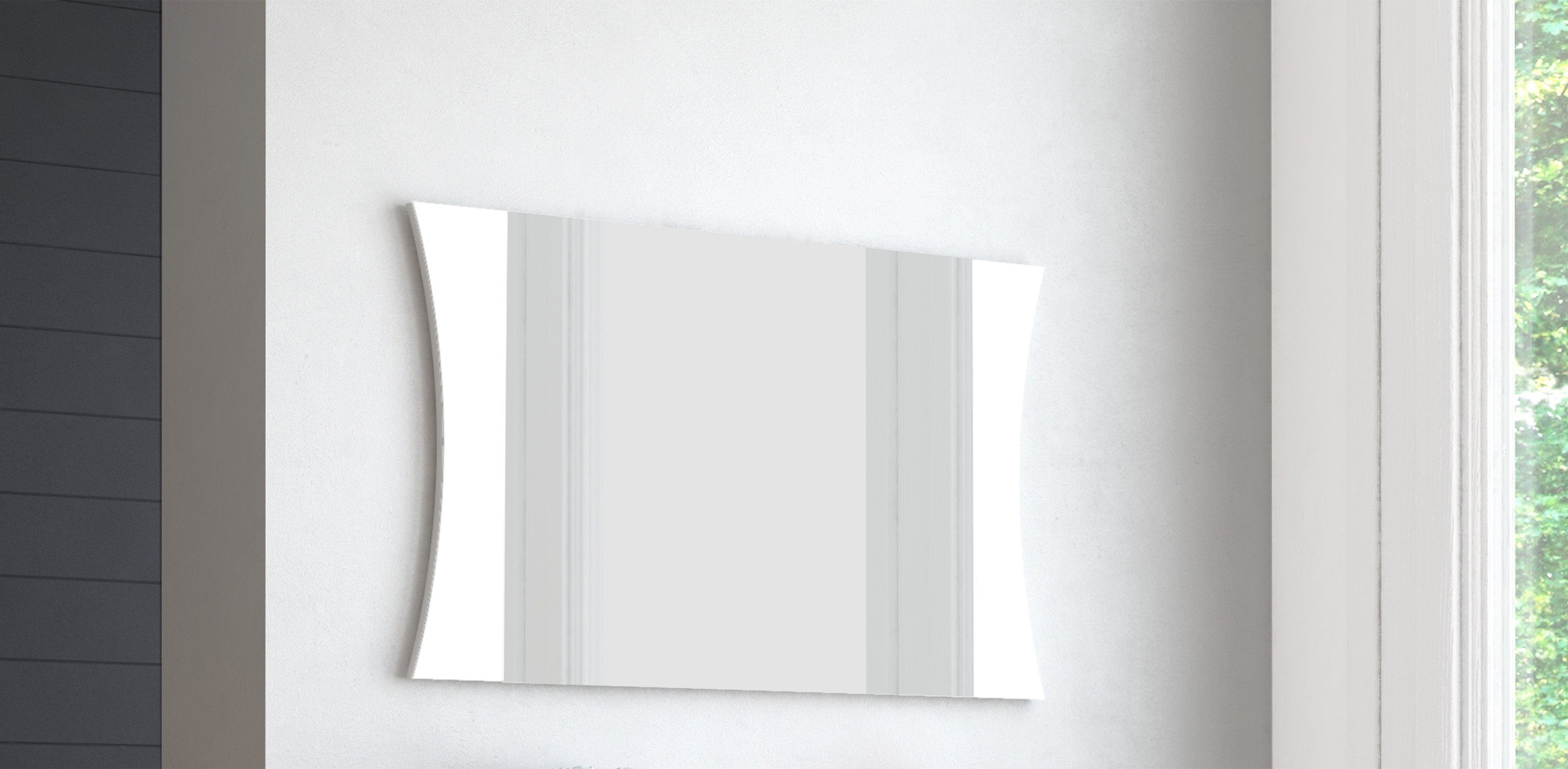 möbelando Wandspiegel Arona, Moderner Spiegel, Trägerplatte aus Spanplatte  in Weiß-Hochglanz. Breite 71 cm, Höhe 60 cm, Tiefe 2 cm, Trägerplatte aus  Spanplatte