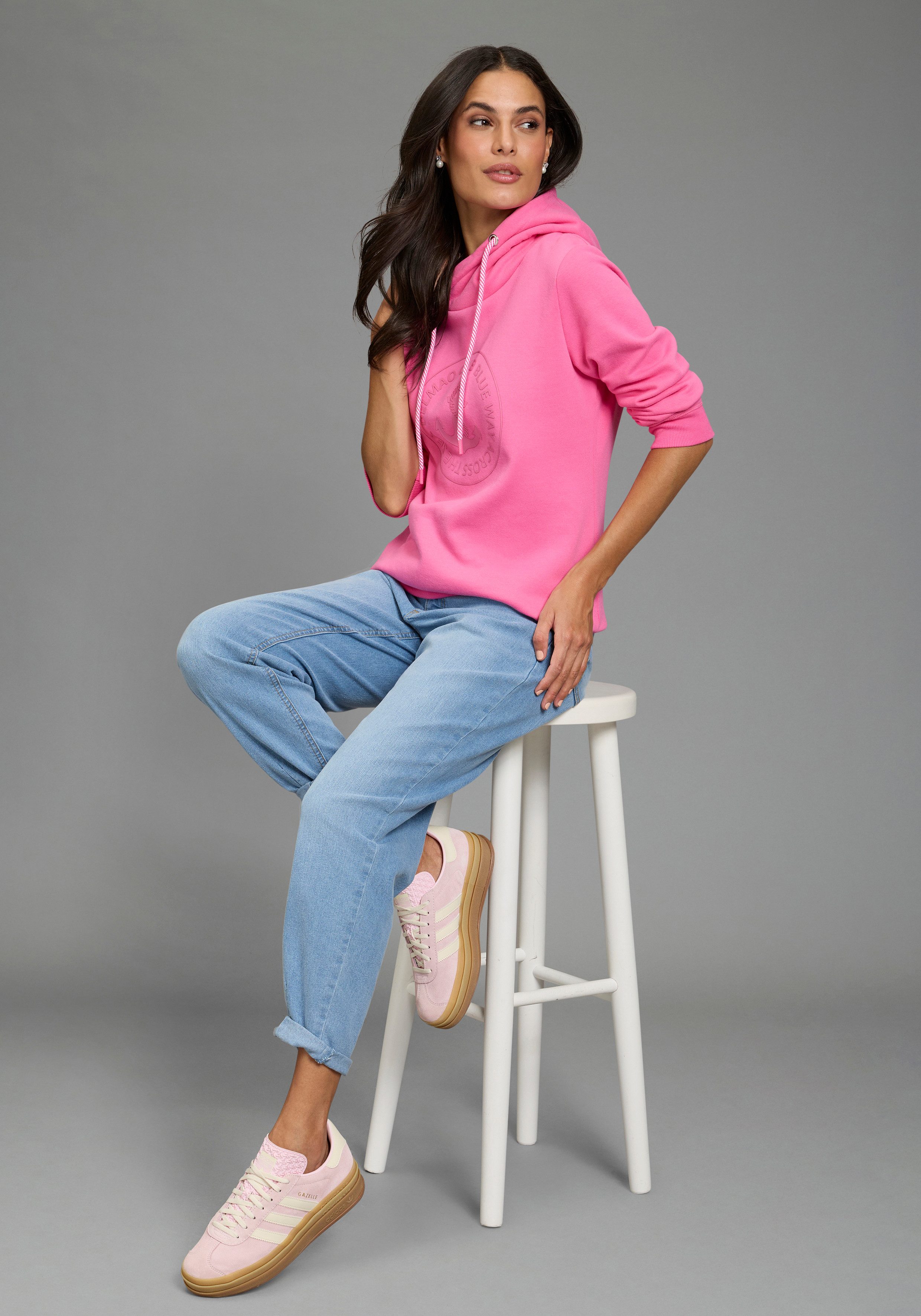 DELMAO Kapuzensweatshirt Weiche Baumwollmischung mit Print, Kordel und maritimen Details – Bild 4 von 5