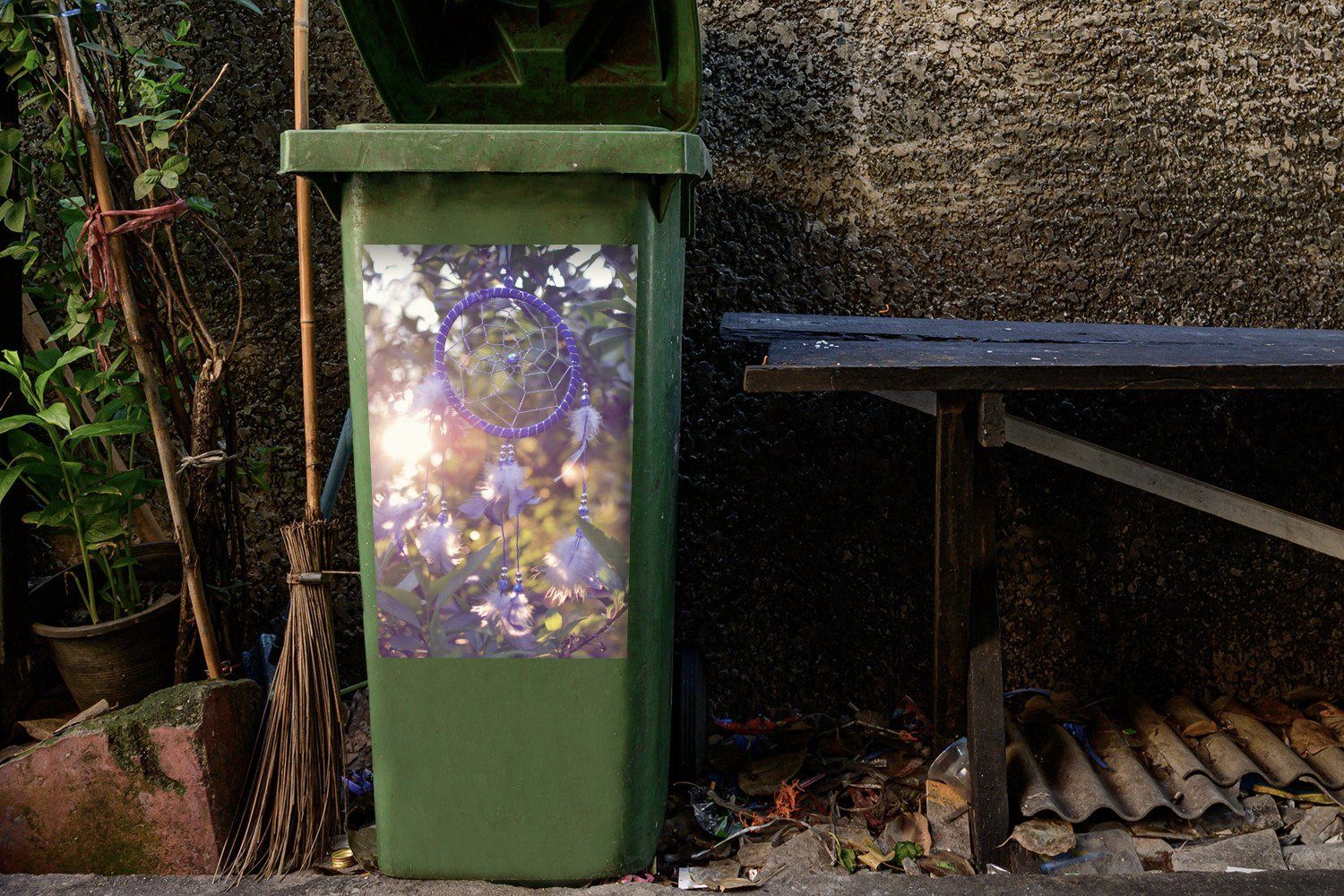 MuchoWow Wandsticker Ein Container, Abfalbehälter Baum lila in Mülleimer-aufkleber, St), einem Mülltonne, Sticker, Traumfänger (1