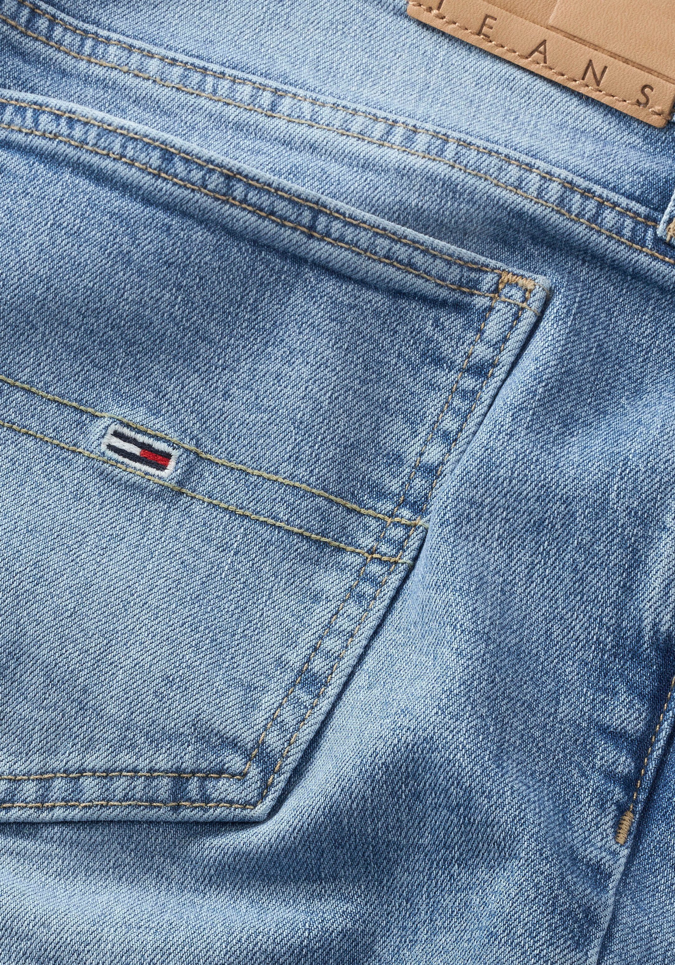 Tommy Jeans Schlagjeans mit Jeans Tommy Flag denim light & Logo-Badge