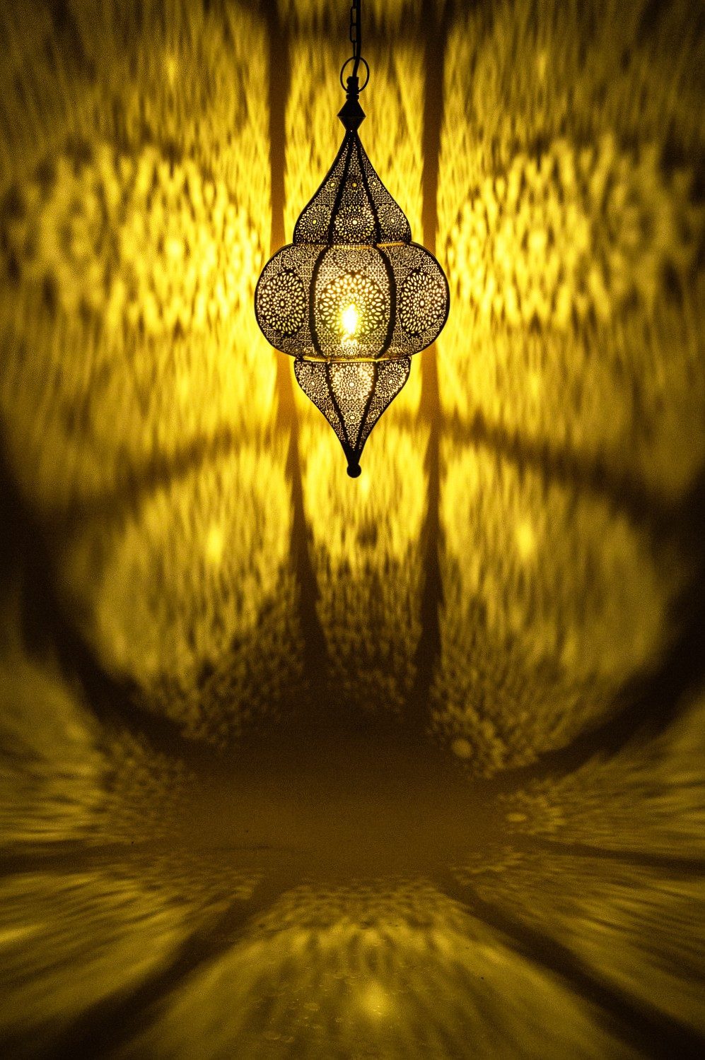 Marrakesch Orient & Mediterran Interior Pendelleuchte Pendelleuchte Lunar Lampe aus Metall im modernen Design, in Gold 40 cm, Handarbeit – Bild 3 von 5