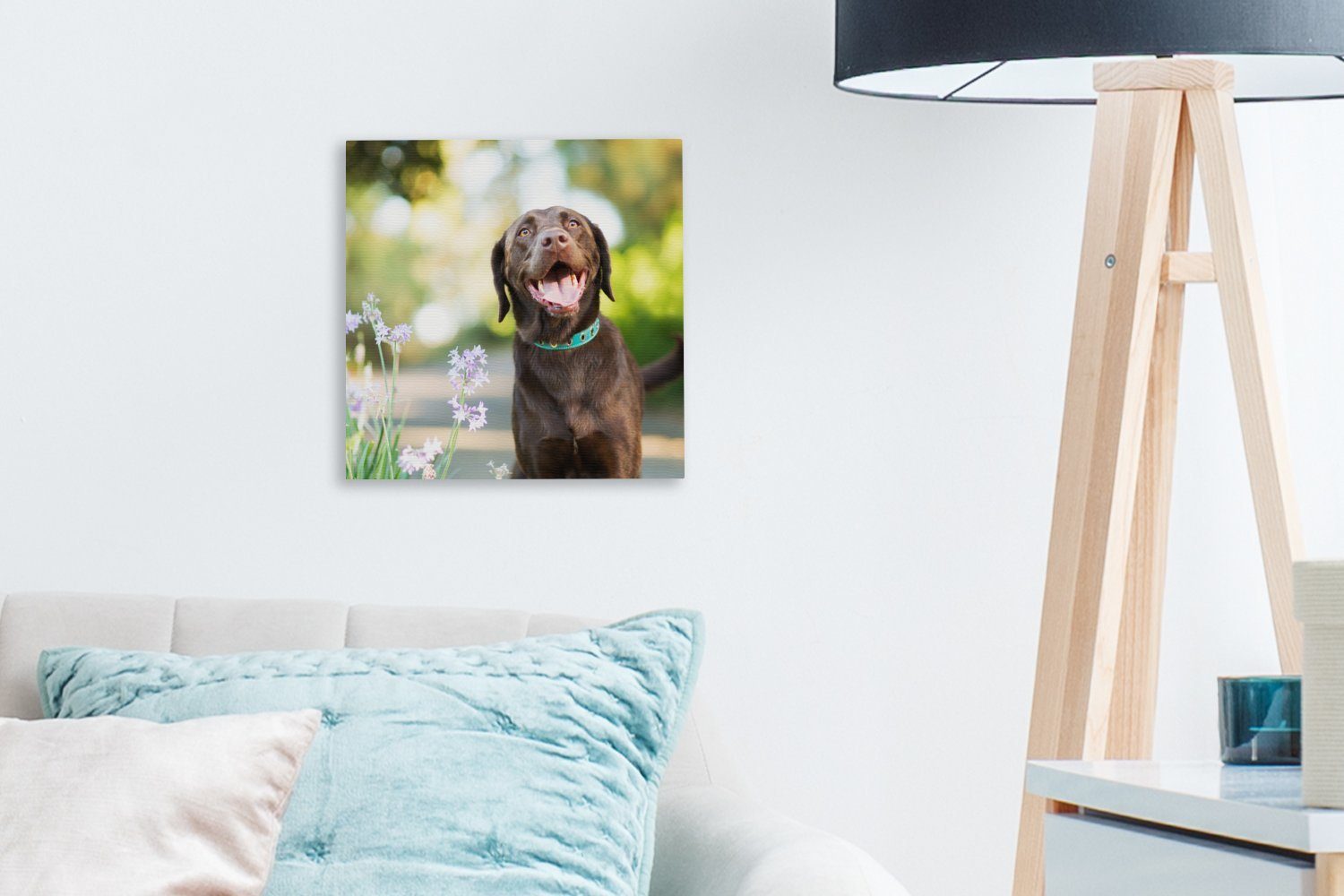 OneMillionCanvasses® Leinwandbild Ein Labrador Retriever schönen Bilder St), (1 mit für Blumen, Leinwand Wohnzimmer Schlafzimmer