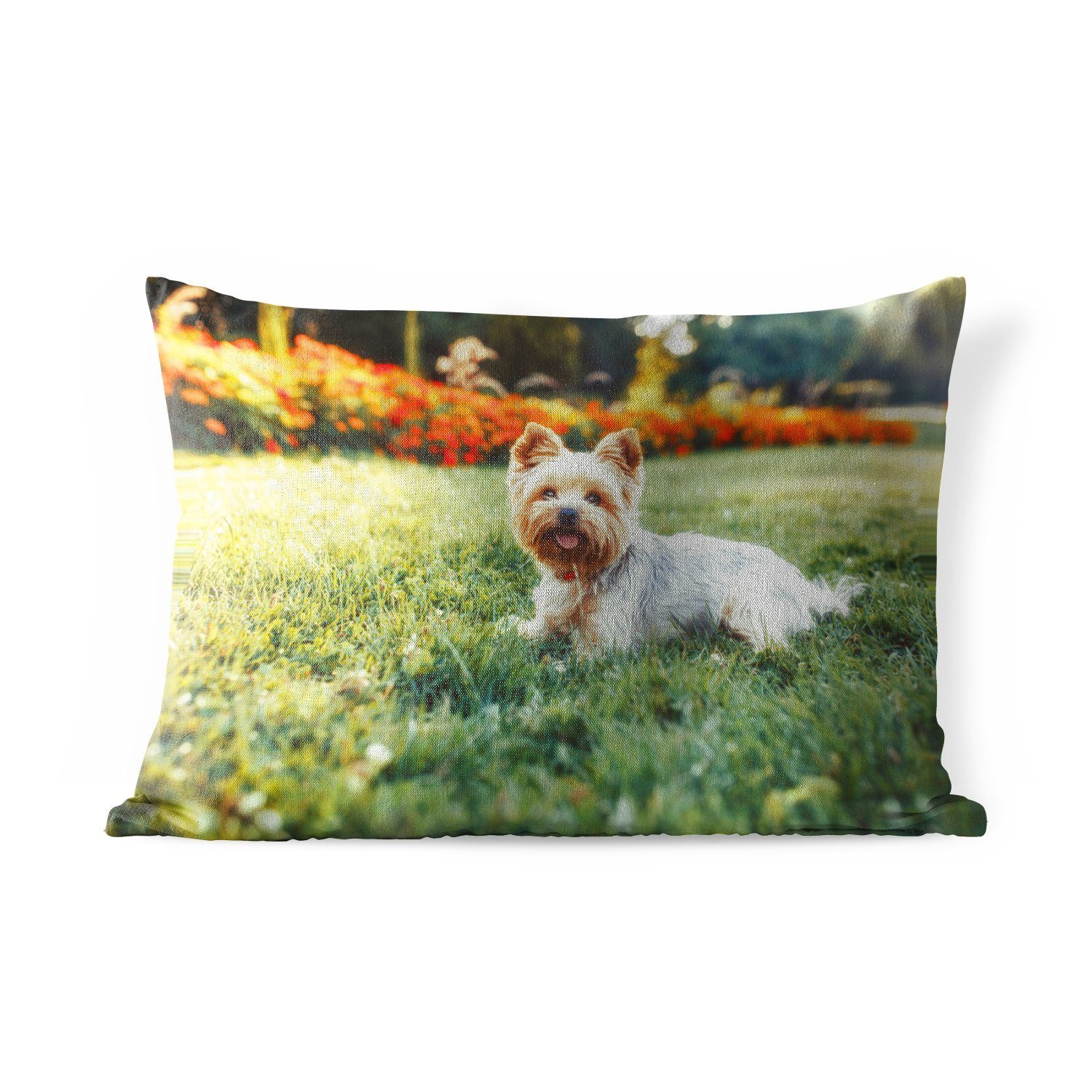 MuchoWow Dekokissen Liebenswerter Yorkshire Terrier im grünen Gras liegend, Outdoor-Dekorationskissen, Polyester, Dekokissenbezug, Kissenhülle