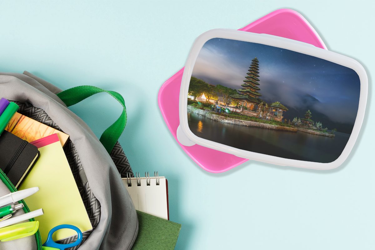 MuchoWow Lunchbox Brotdose Kinder, Bali Mädchen, Erwachsene, bei Nacht, Kunststoff Der für auf Brotbox (2-tlg), Ulun rosa Kunststoff, Pura Bratan-Tempel Danu Snackbox