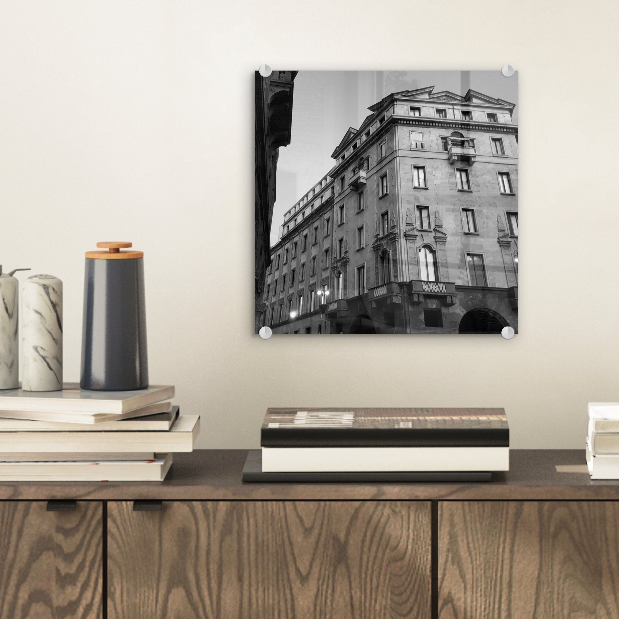 MuchoWow Acrylglasbild Schwarz-Weiß-Bild einer Wandbild Gebäudefassade - St), Wanddekoration auf auf Foto Meda Glasbilder der auf Glas in Glas Piazza - - (1 Mailand, Bilder